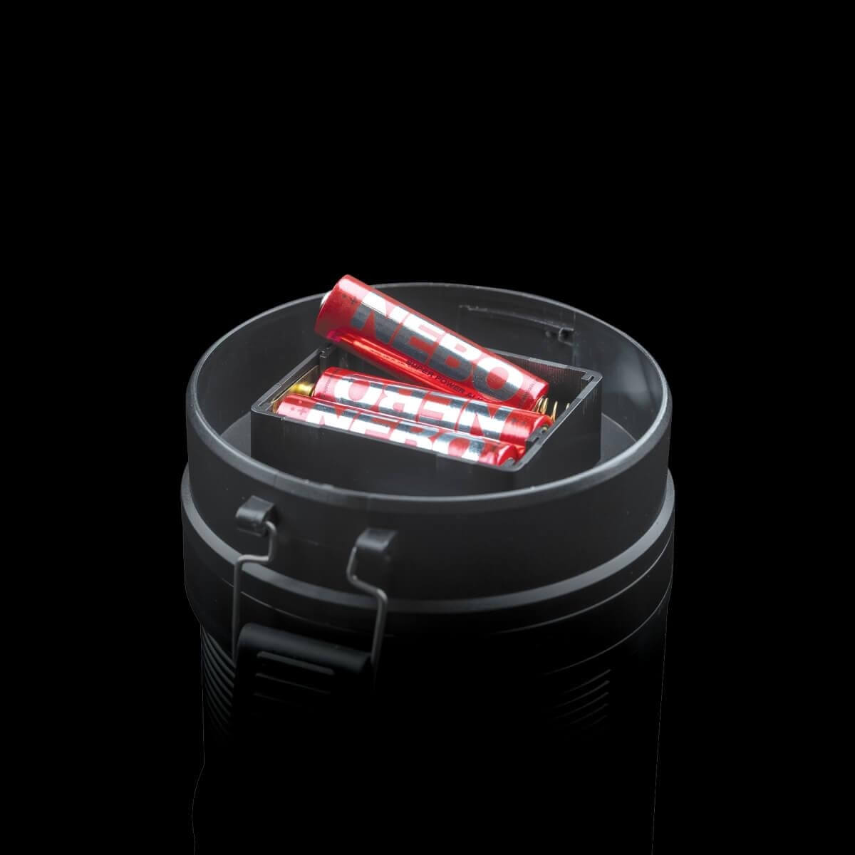 Un conteneur noir contenant des piles rouges.