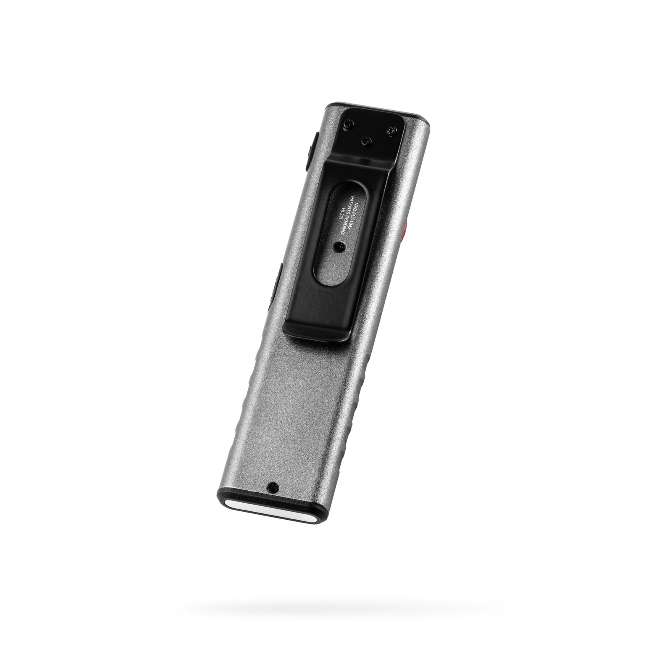 Un registratore rettangolare grigio con clip nero, fluttuante su sfondo bianco.