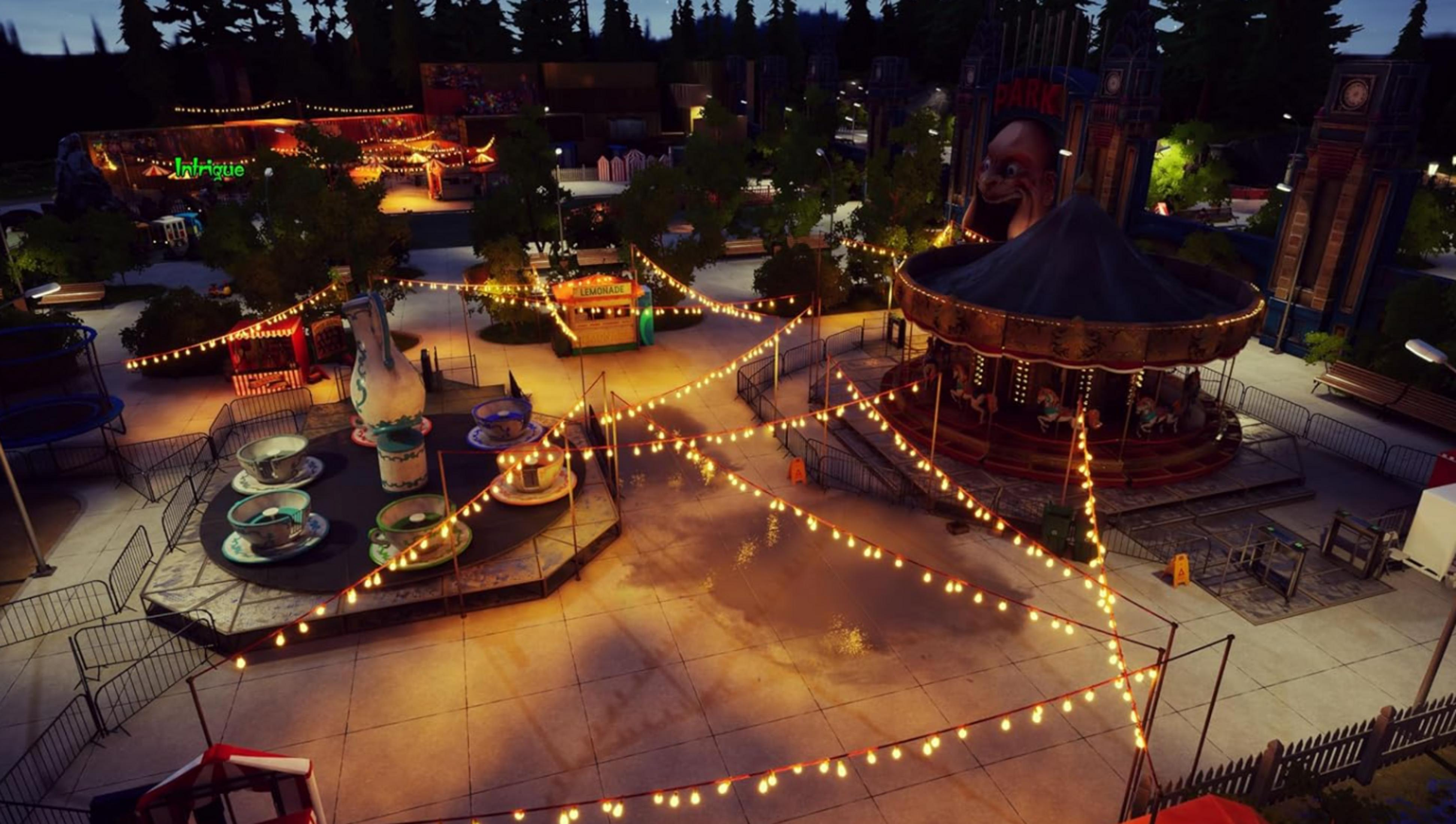 Un parc d'attractions la nuit, avec guirlandes lumineuses, un manège et une tasse de thé.