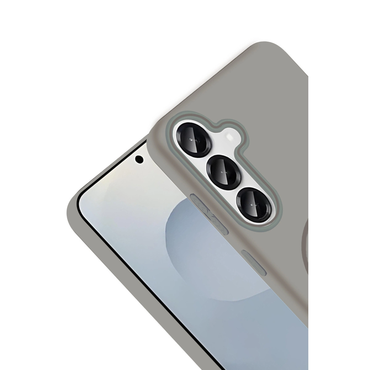 Üç kameralı akıllı telefonda gri telefon kılıfı. Beyaz arka plan.
