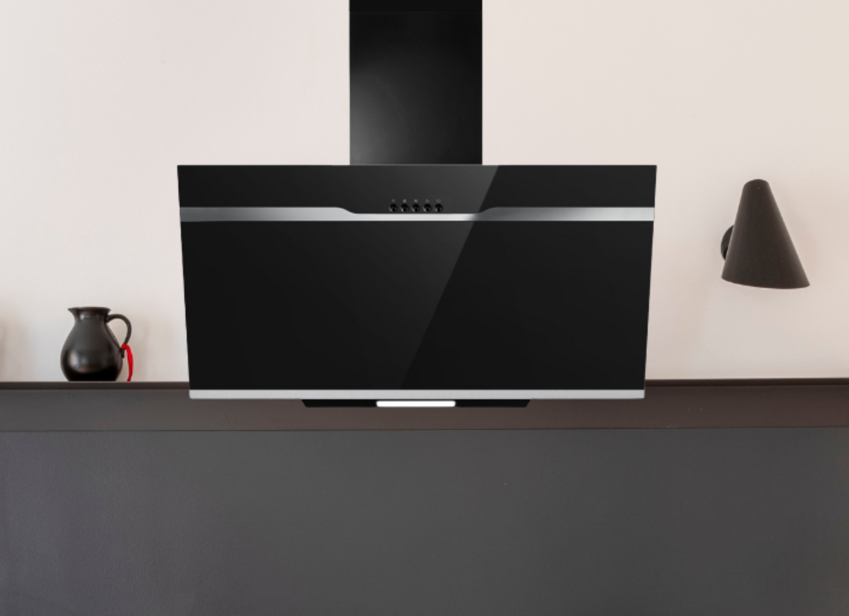 Eine schwarze Dunstabzugshaube mit silbernen Akzenten über einem dunklen Schrank.
