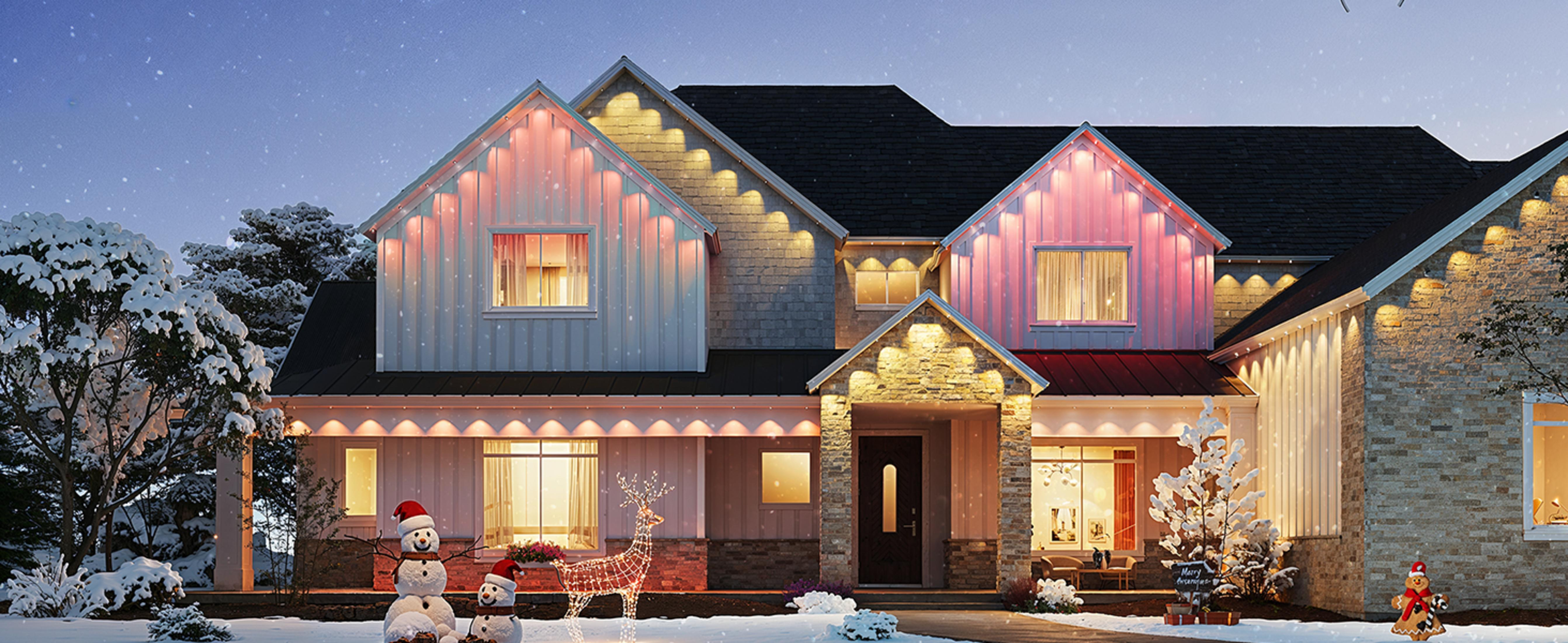 Dom ze świątecznymi lampkami, bałwanami i reniferem na śniegu.