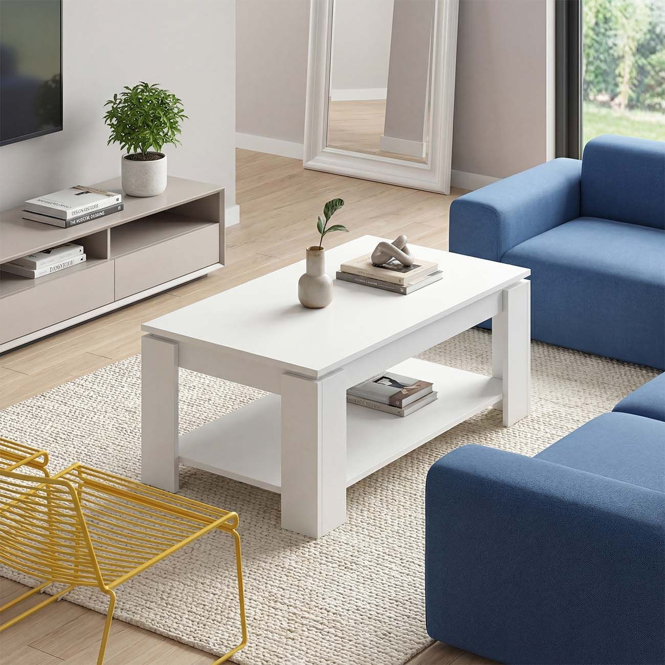 Una sala de estar moderna con mesa de centro blanca, sofás azules y silla amarilla.