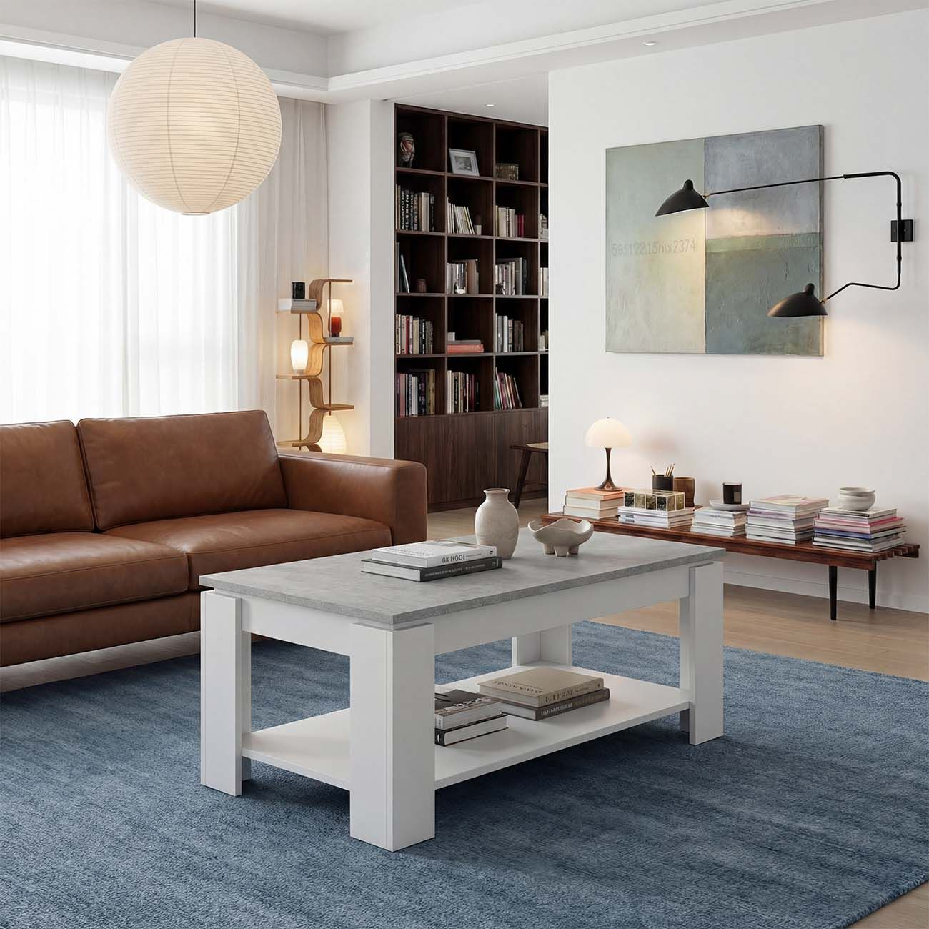 Una sala de estar con sofá de cuero marrón, mesa de centro blanca, estantería y alfombra azul.
