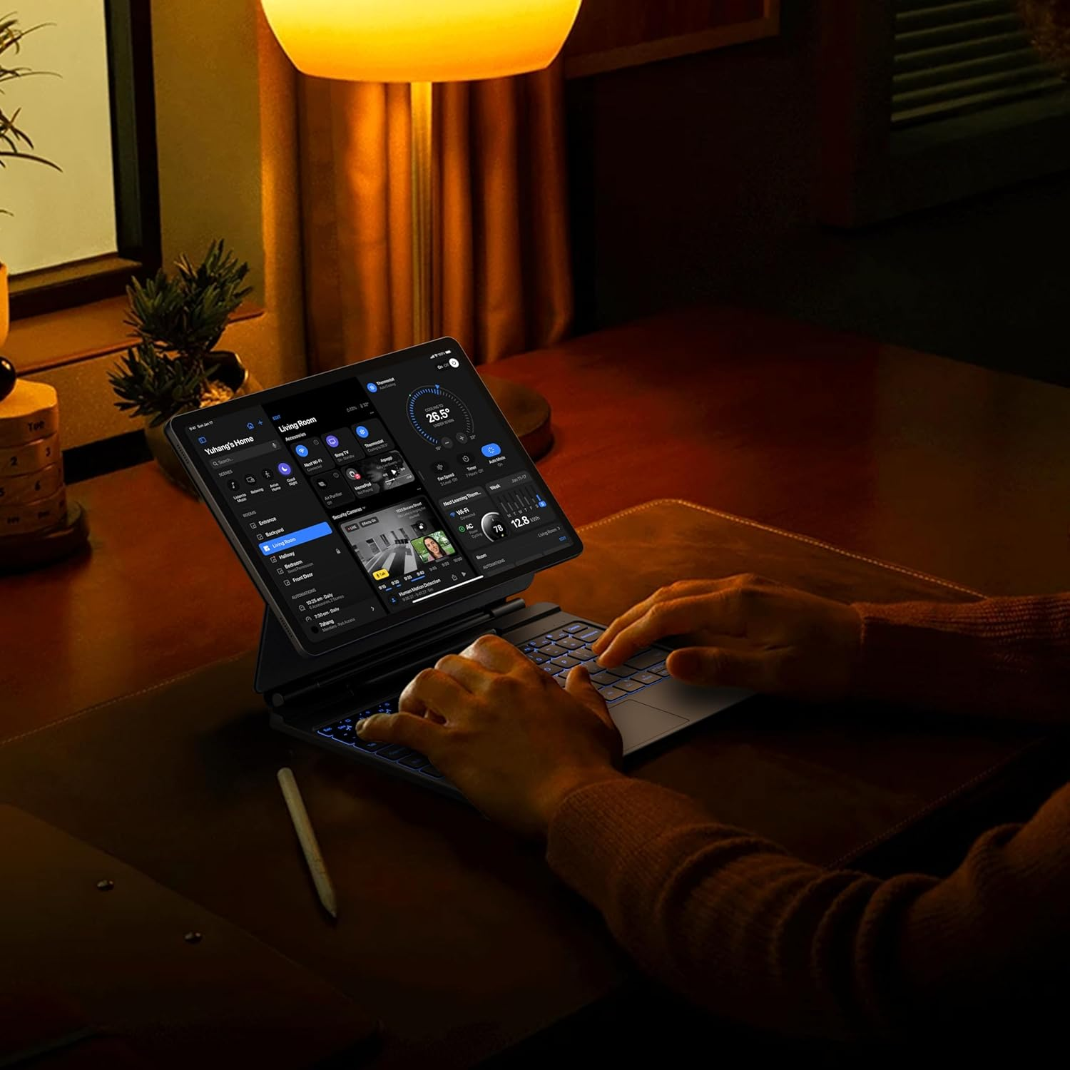 Eine Person tippt auf einer beleuchteten Tastatur, die an ein Tablet angeschlossen ist.