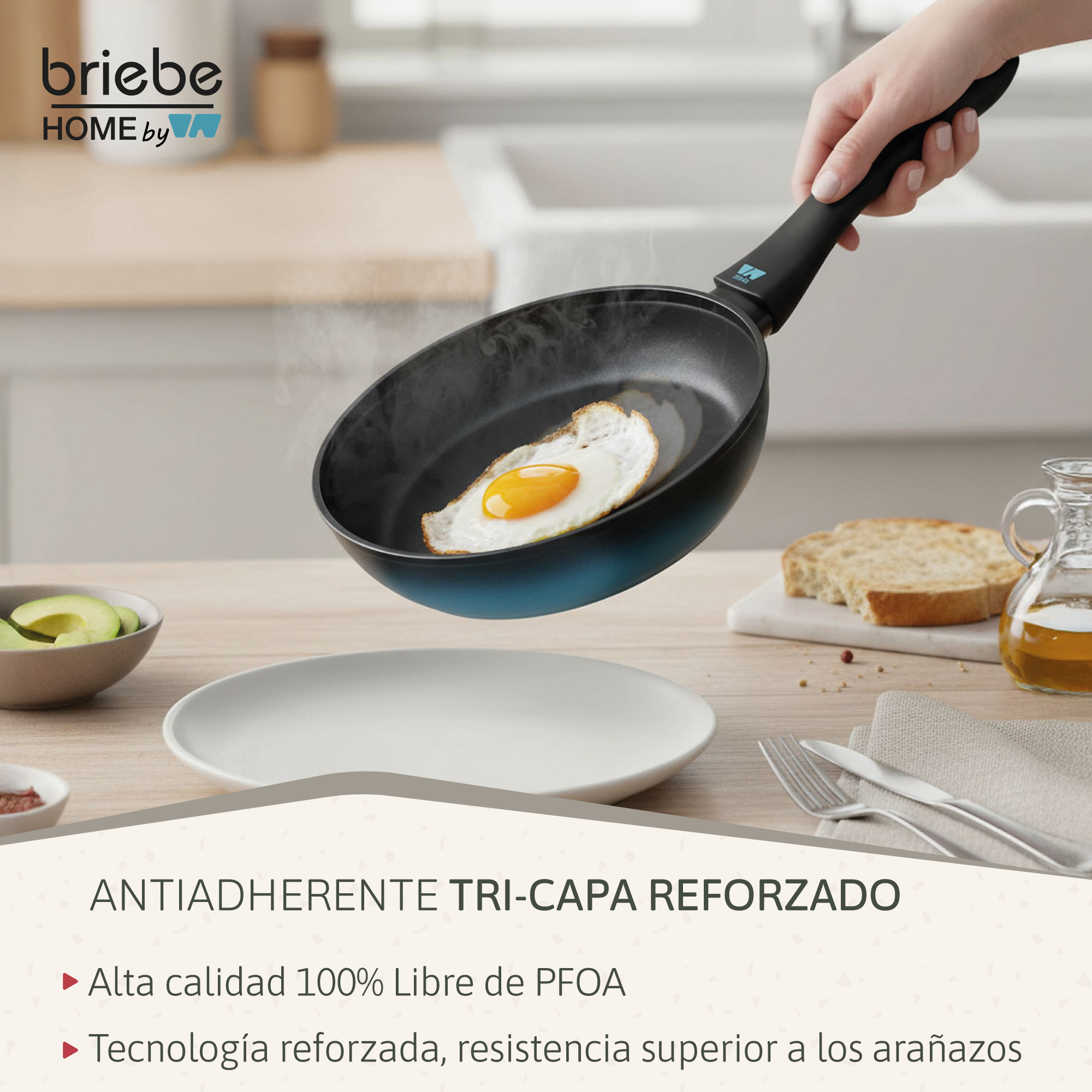 Una mano sostiene una sartén con un huevo frito. Cerca hay aguacate y pan.