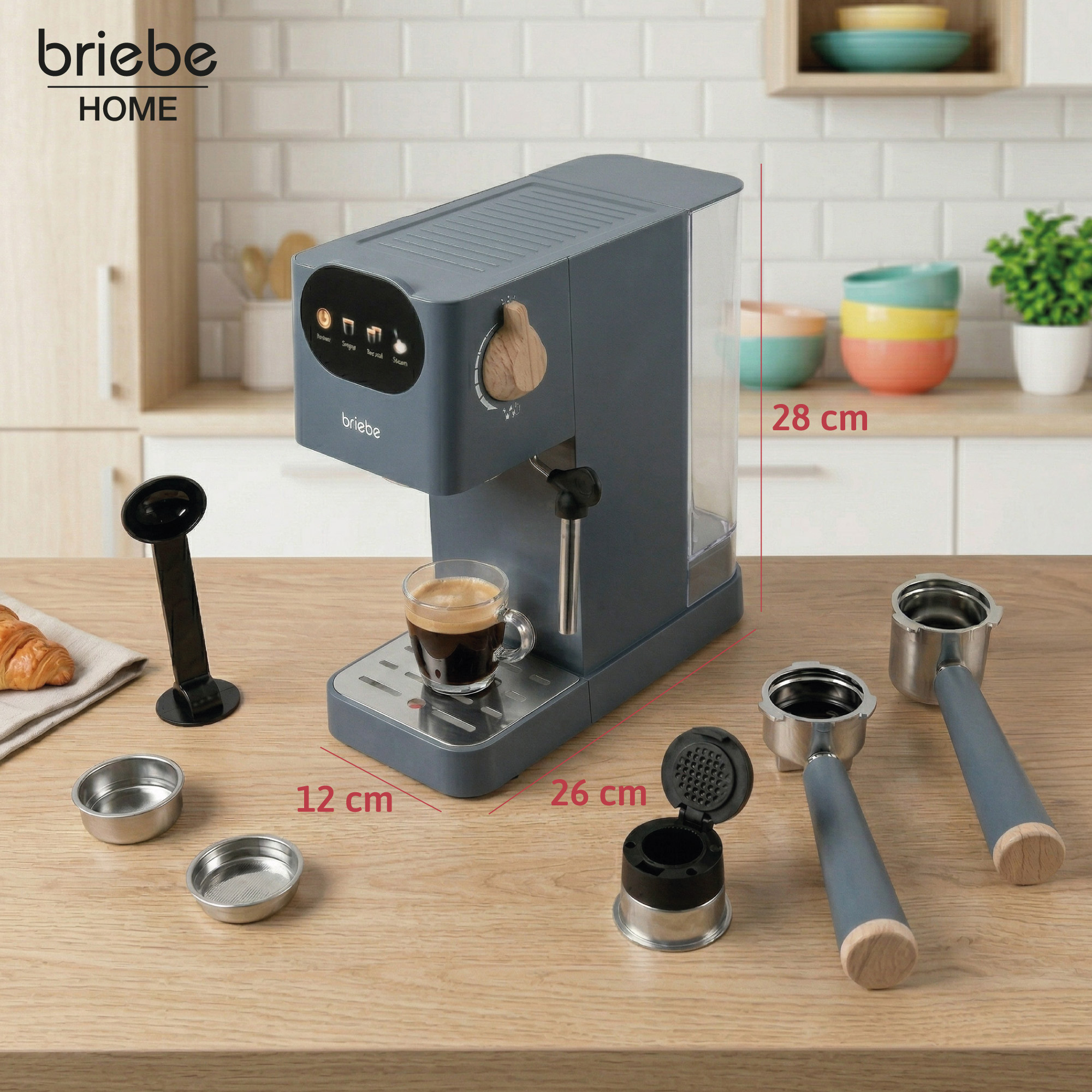 Eine graue Espressomaschine mit Zubehör auf einem Holztisch.