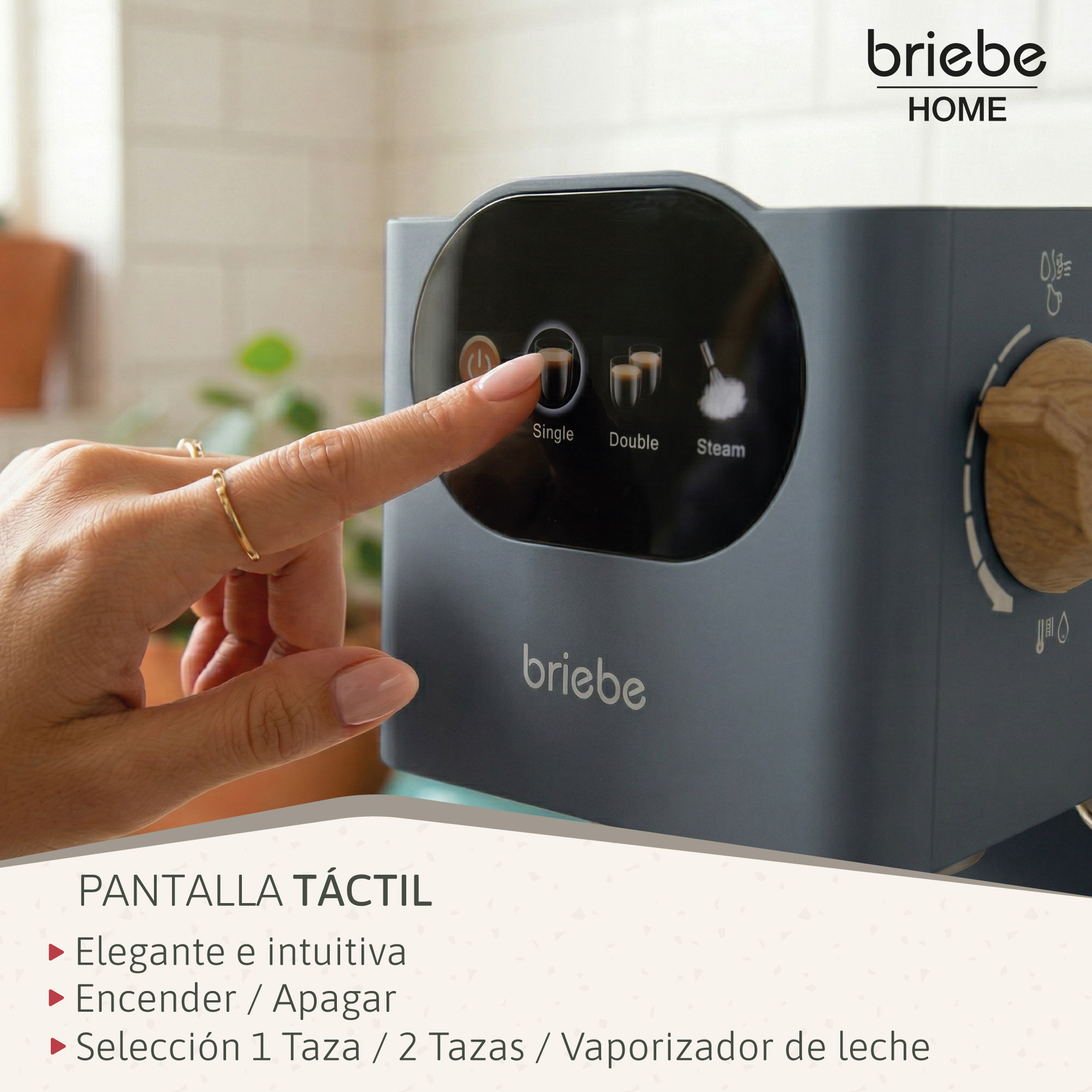 Eine Hand drückt auf den Bildschirm einer Kaffeemaschine mit Optionen für Einzel-, Doppel- oder Dampfbezug.