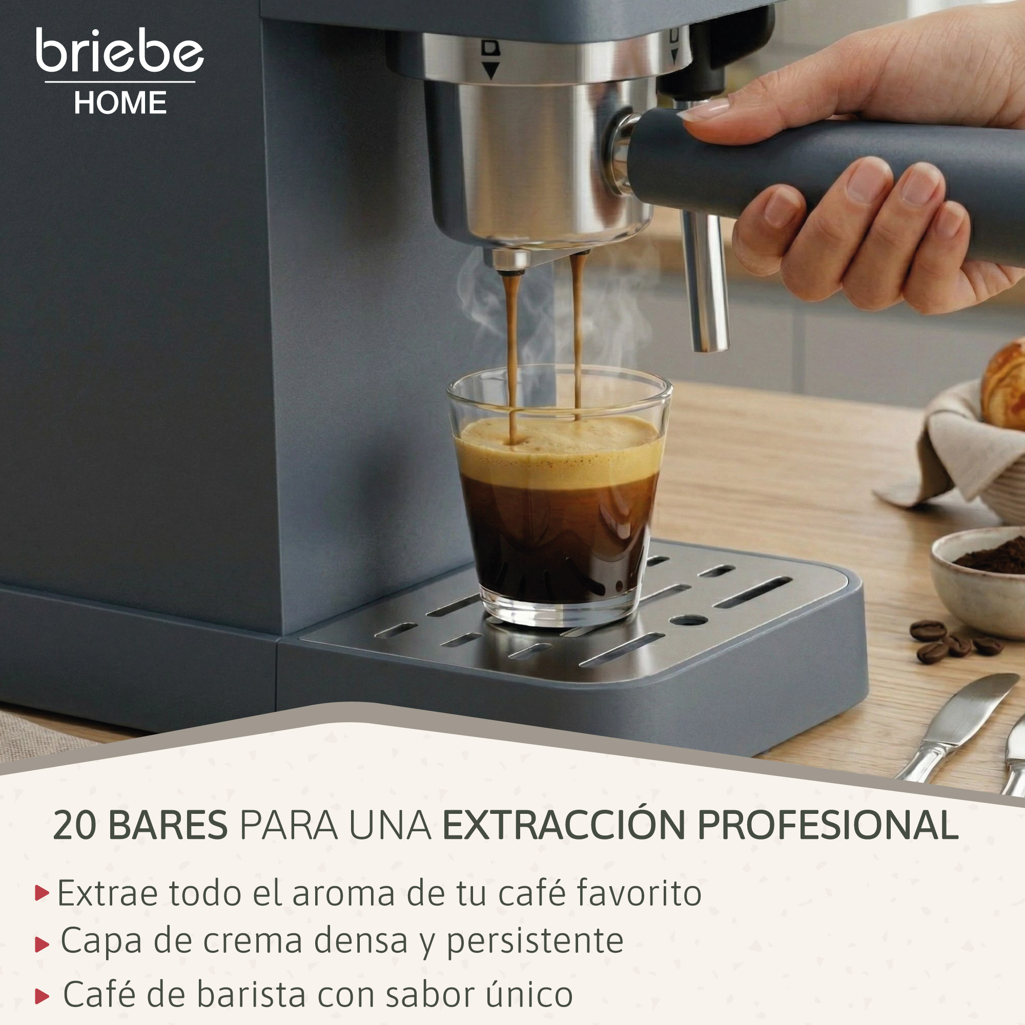 Espressomaschine brüht Kaffee in ein Glas, eine Hand hält den Siebträger.