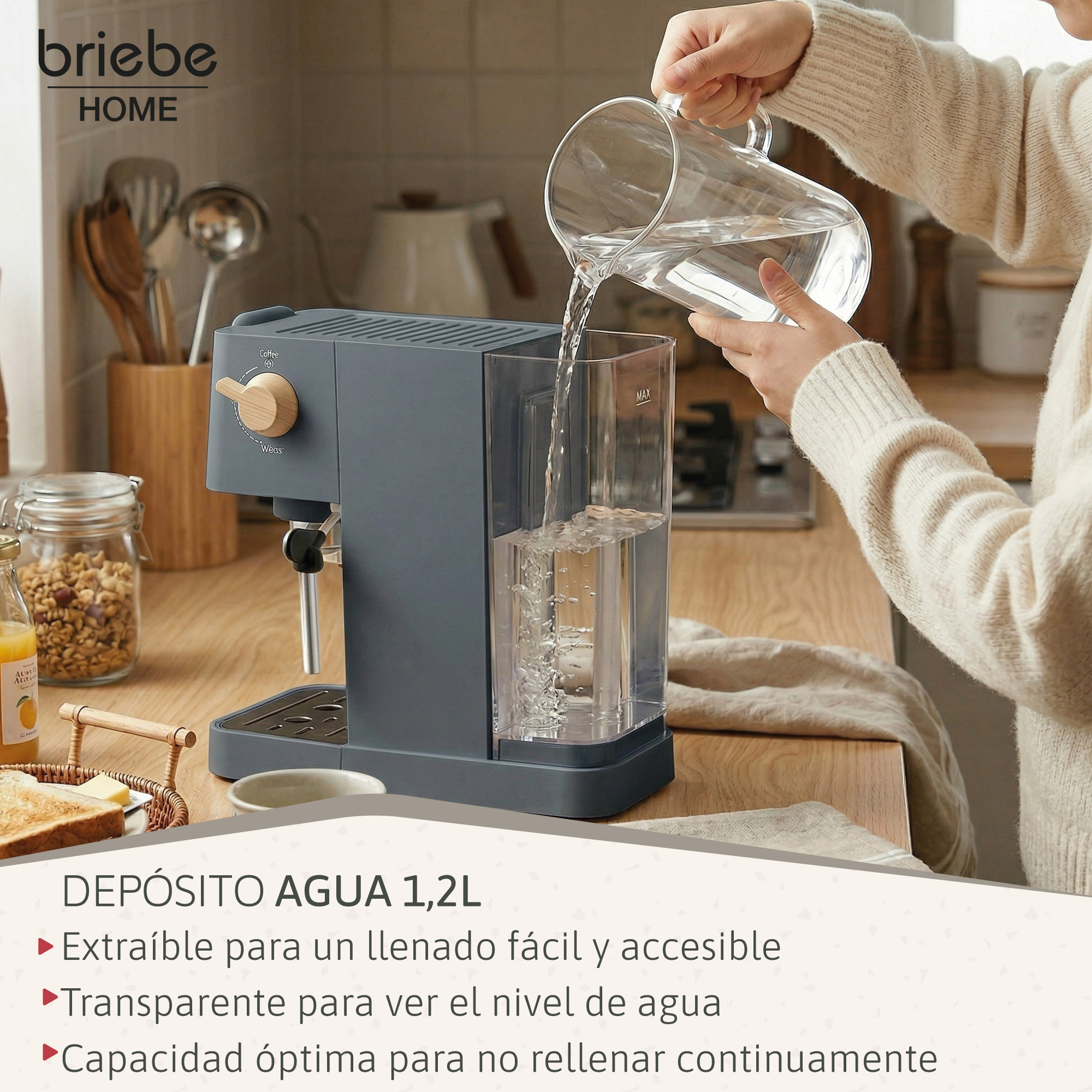Wasser wird aus einer Glaskaraffe in einen Kaffeemaschinen-Wasserbehälter gegossen.