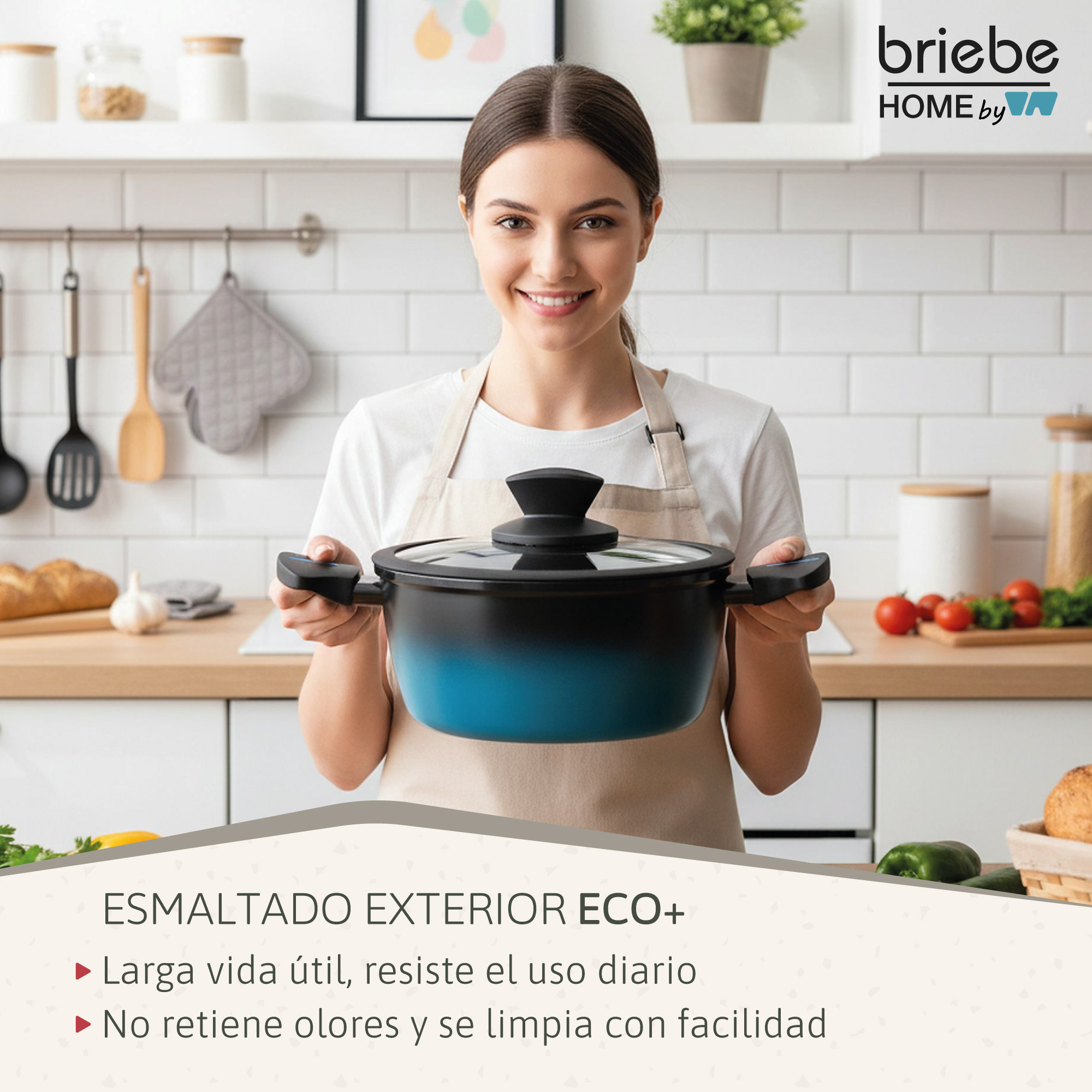 Una mujer sostiene una olla con degradado azul en una cocina.