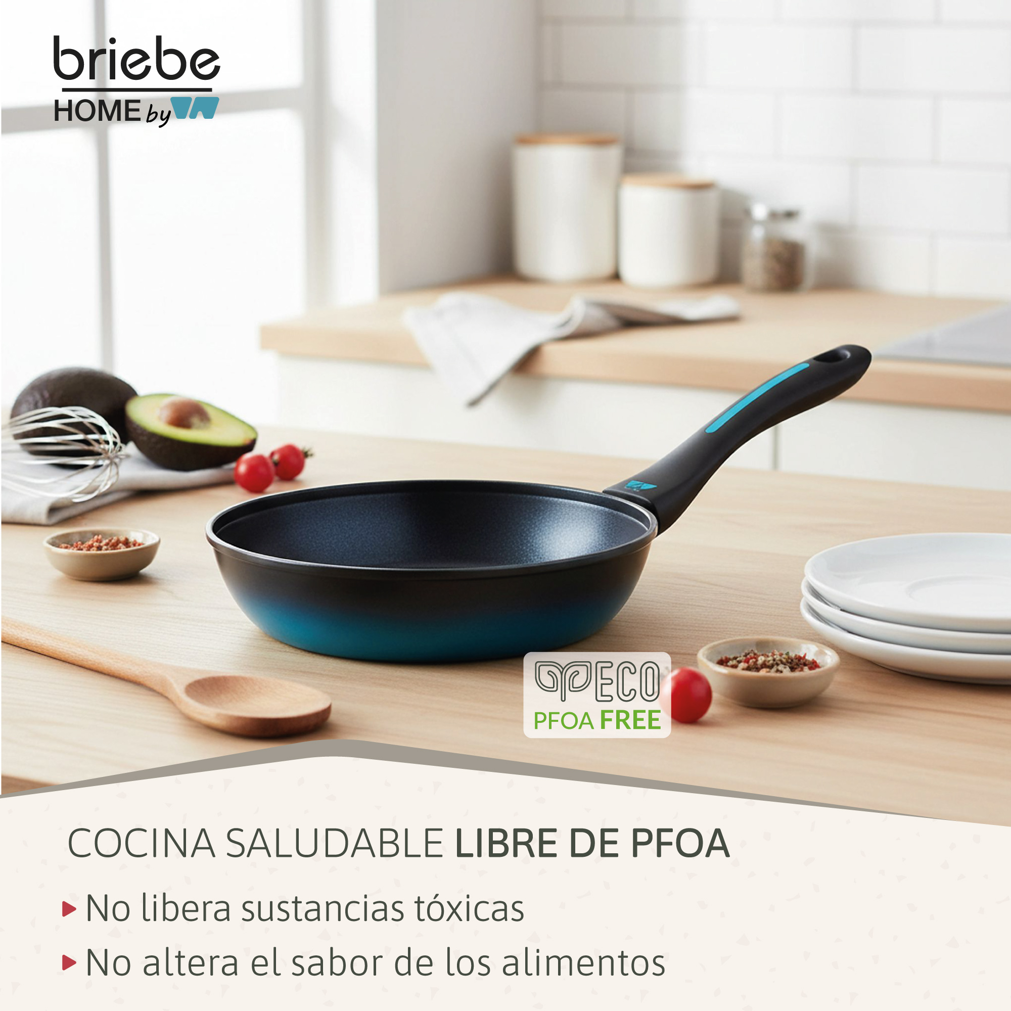 Sartén con degradado azul, utensilios de madera e ingredientes sobre mesa de madera.