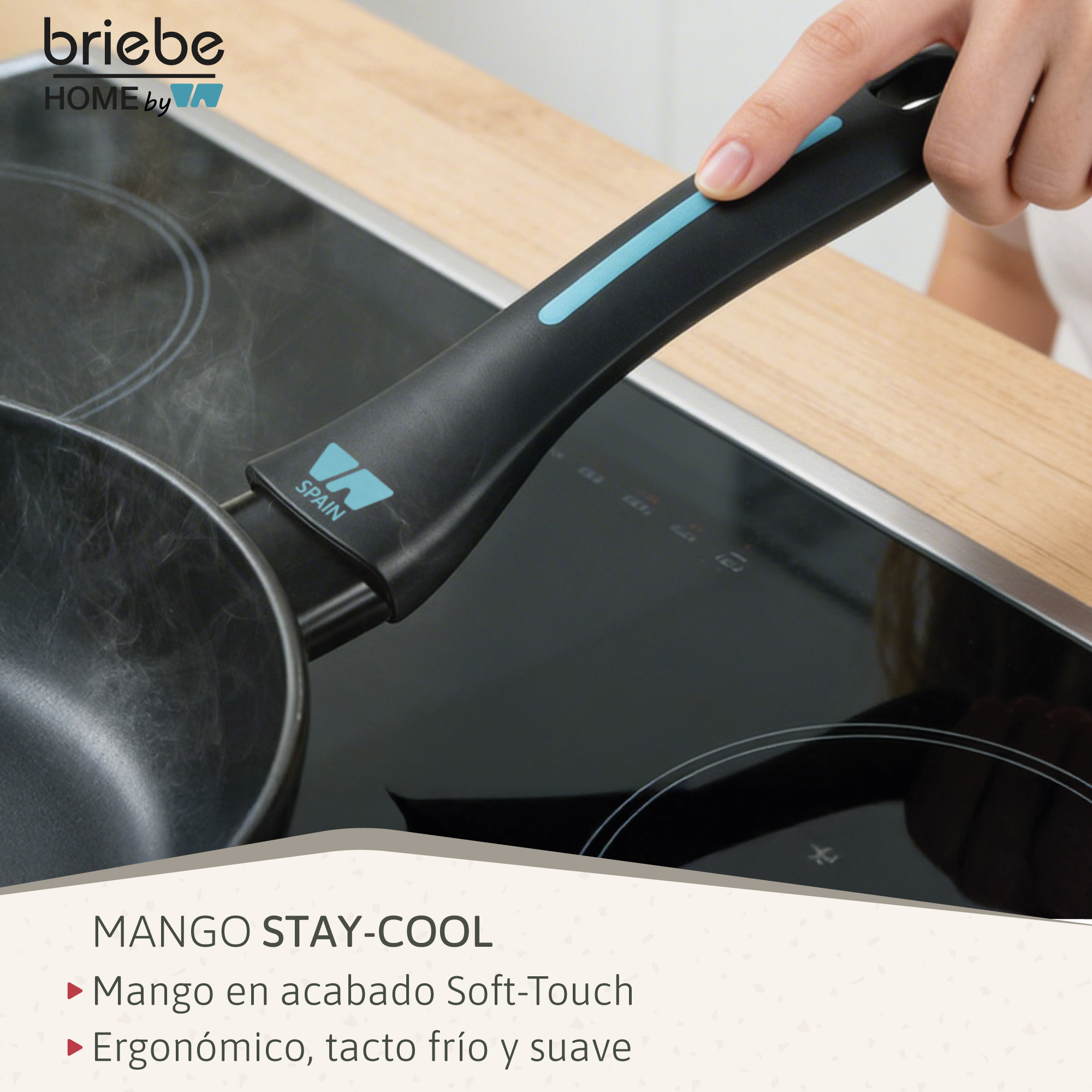 Una mano sujeta un mango negro de sartén con inserción azul sobre una placa de inducción.