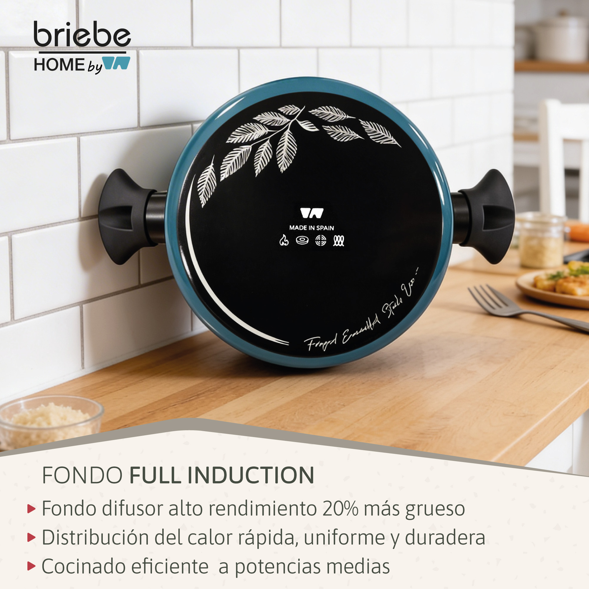 La parte inferior de una olla azul con diseño de hojas, Made in Spain.