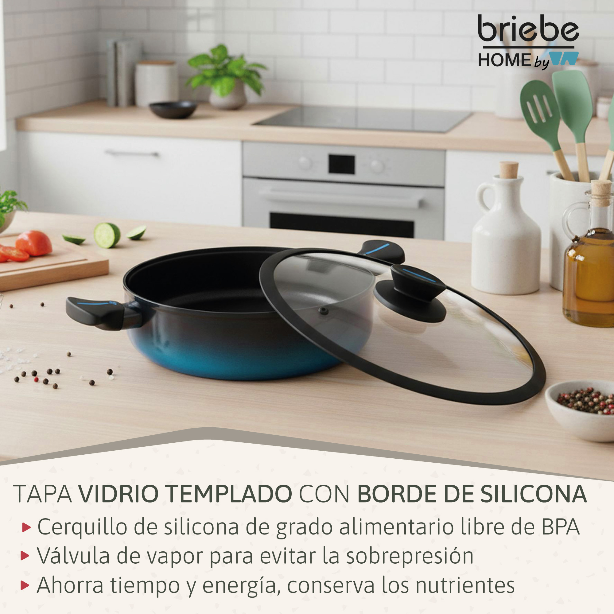Una olla azul con tapa de cristal sobre una encimera de cocina con ingredientes.