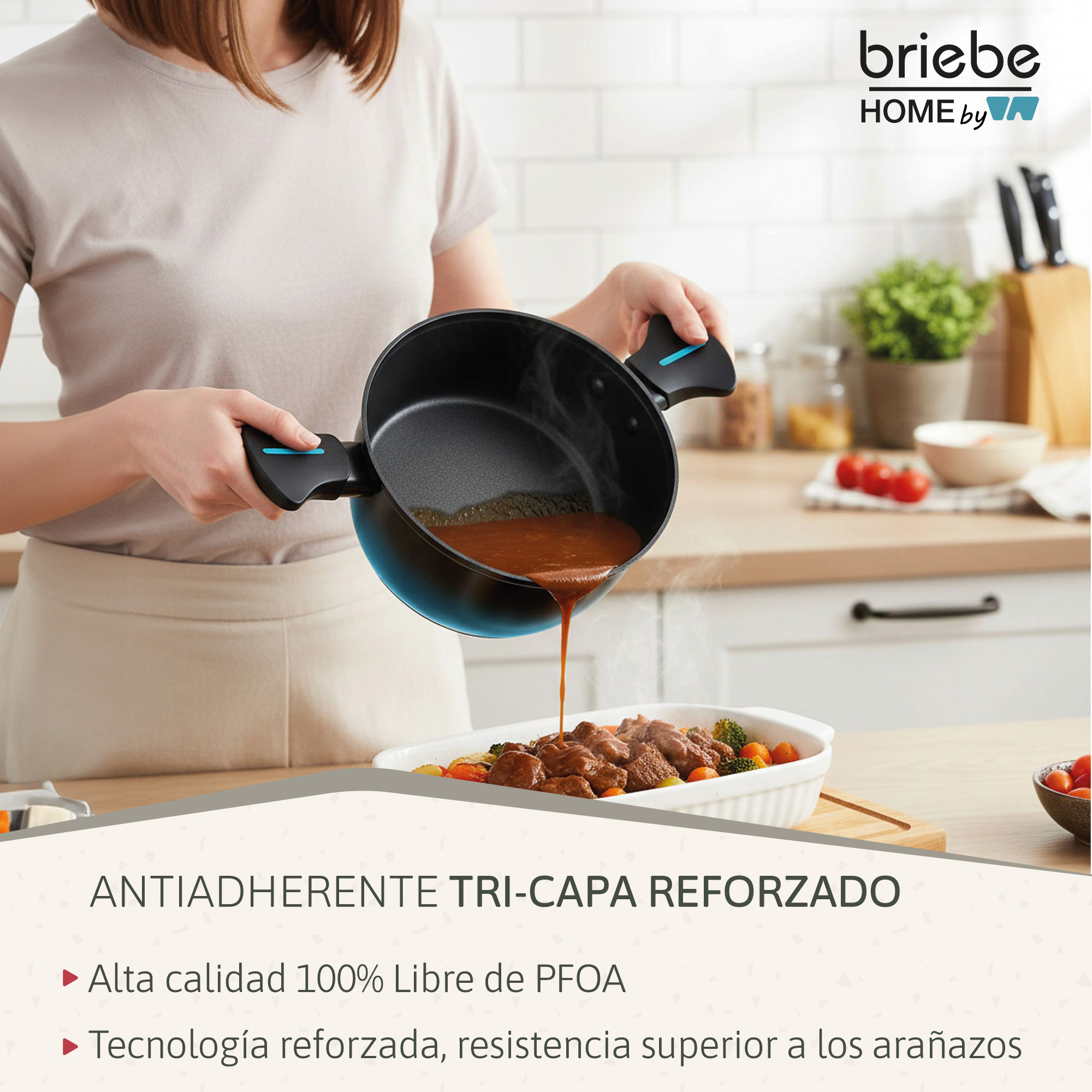 Una persona vierte líquido marrón de una olla en una fuente para hornear con carne y verduras.