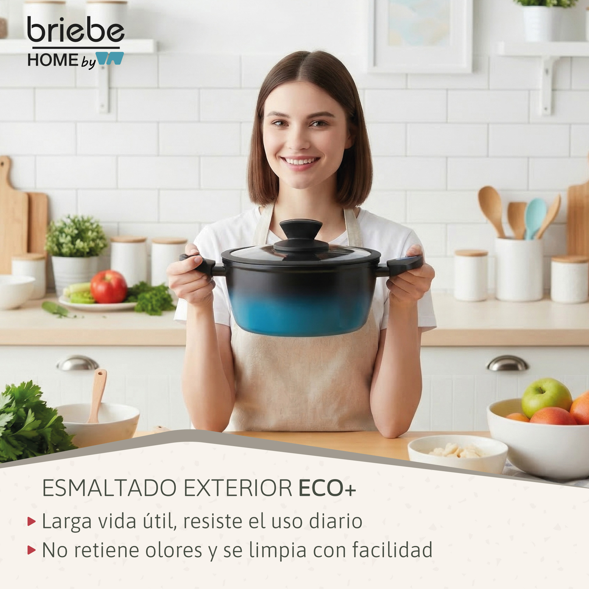Una mujer sostiene una olla de degradado azul en una cocina.