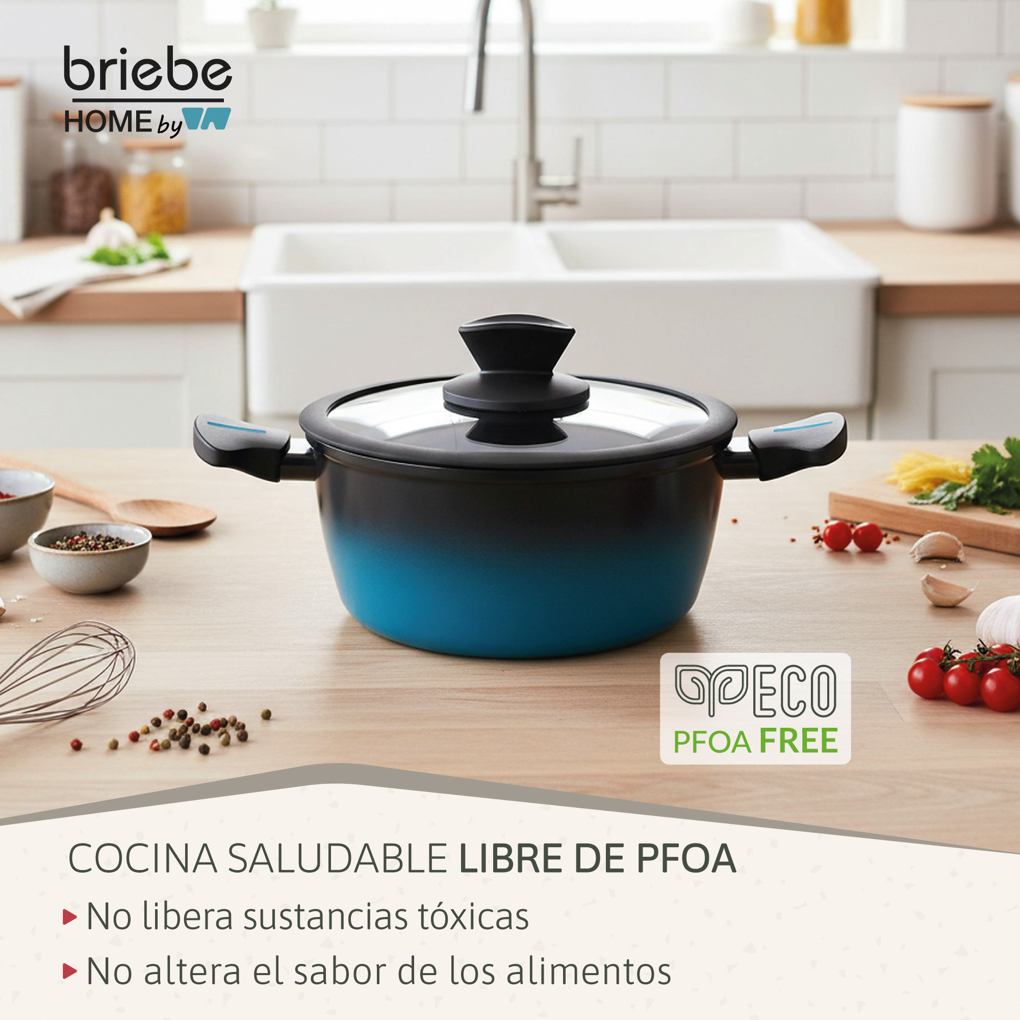 Una olla azul con tapa de cristal sobre mesa de madera. Especias y tomates cerca.