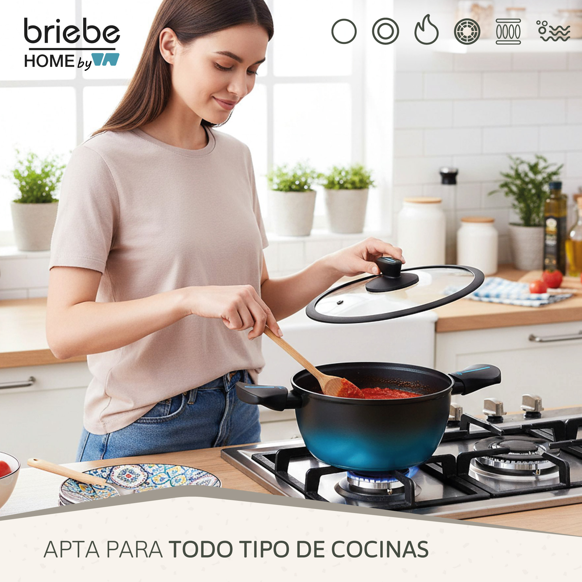 Una mujer cocina salsa en una olla sobre una estufa de gas. Hay un plato a la izquierda.