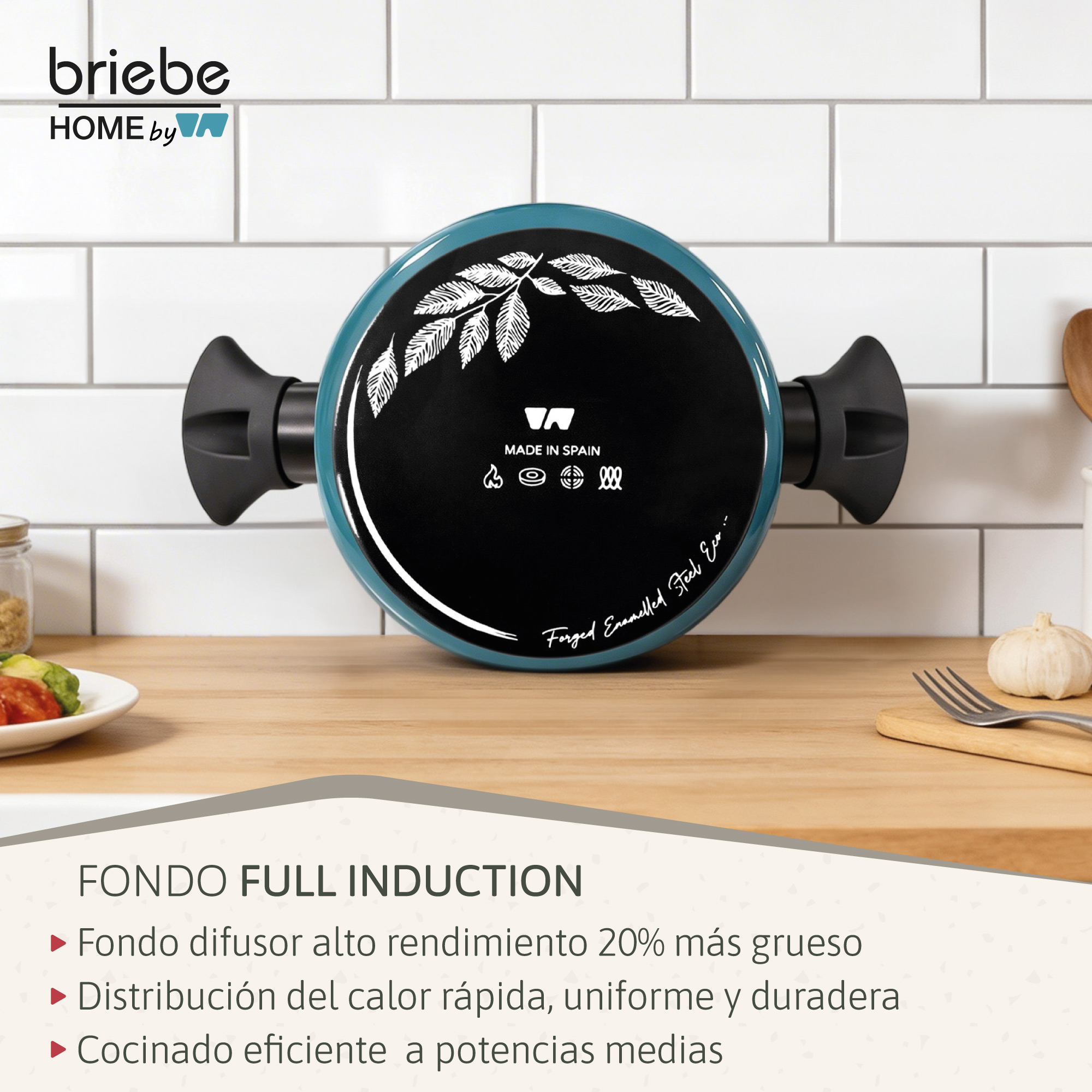 Una olla azul con diseño de hojas blancas y asas negras en encimera.