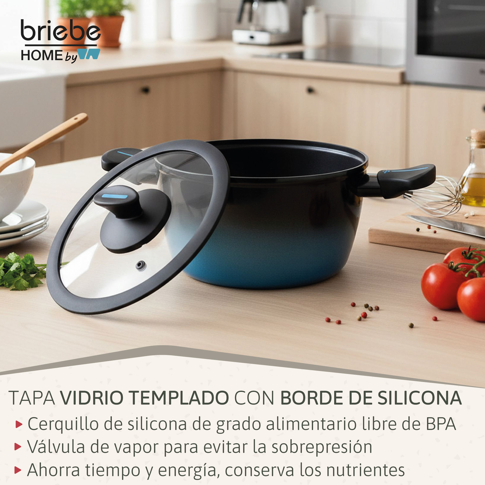 Una olla azul con tapa de cristal sobre mesa de madera. Tomates cerca.
