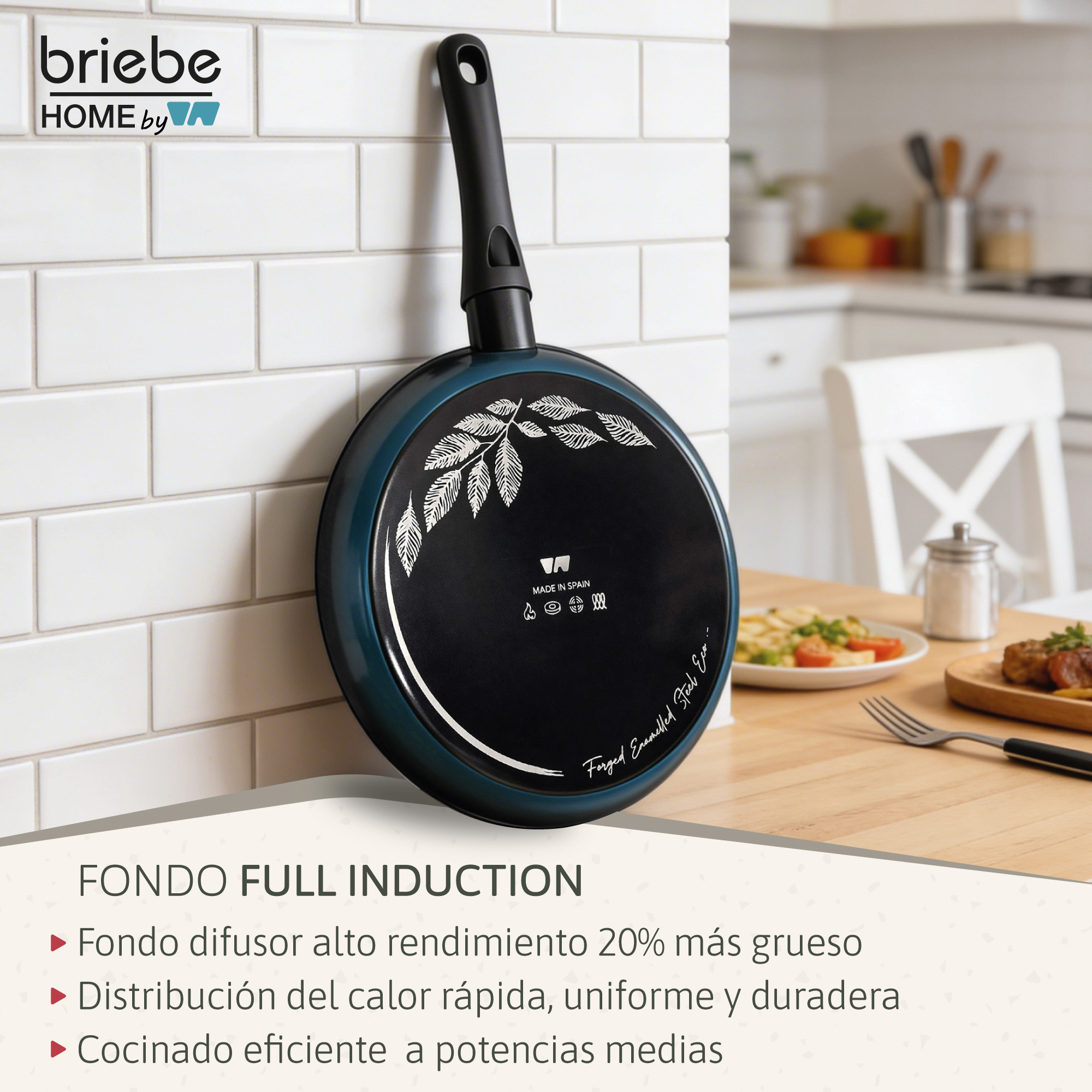 Una sartén azul con mango cuelga de una pared blanca alicatada. Cocina al fondo.