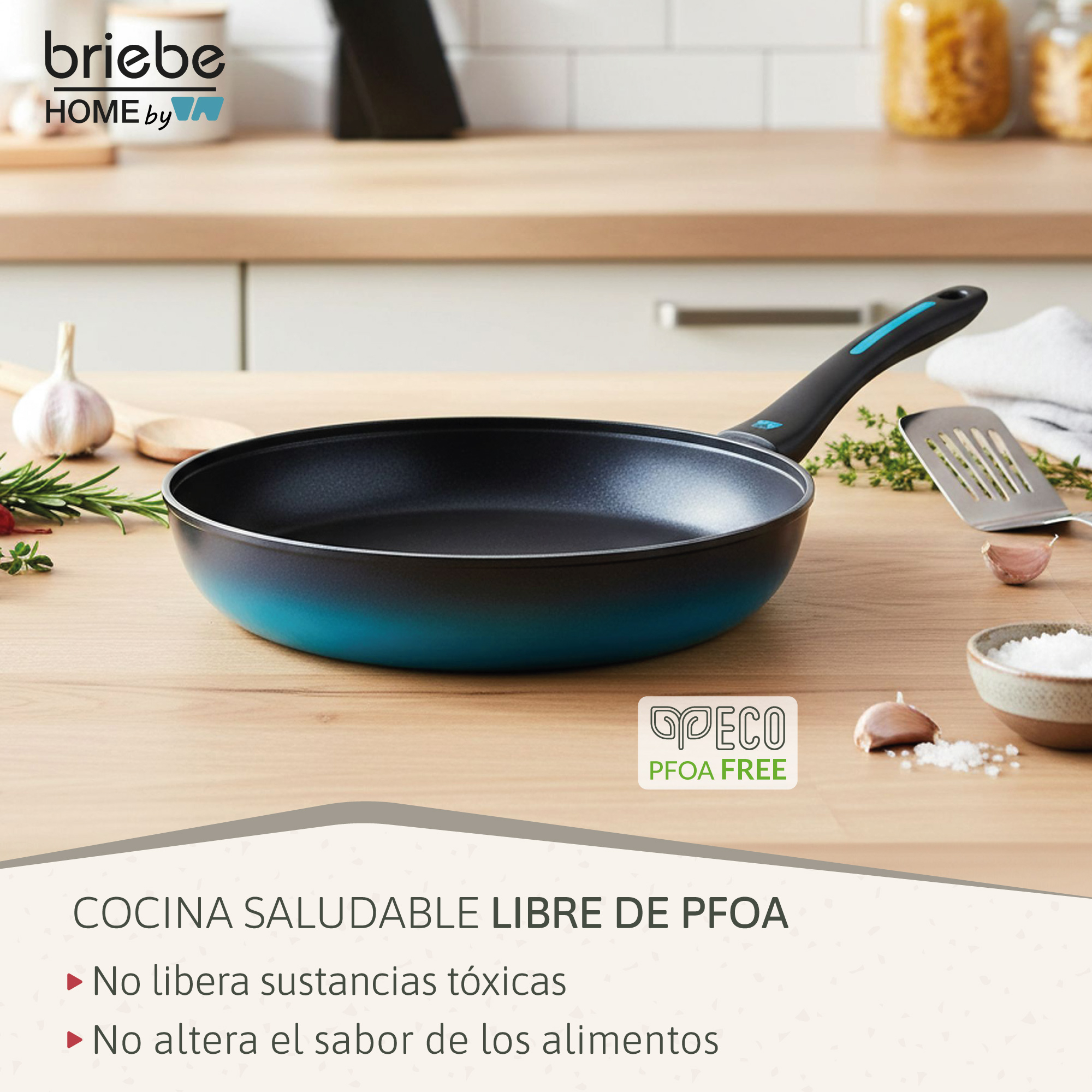 Una sartén con degradado azul sobre mesa de madera junto a ajo y hierbas.