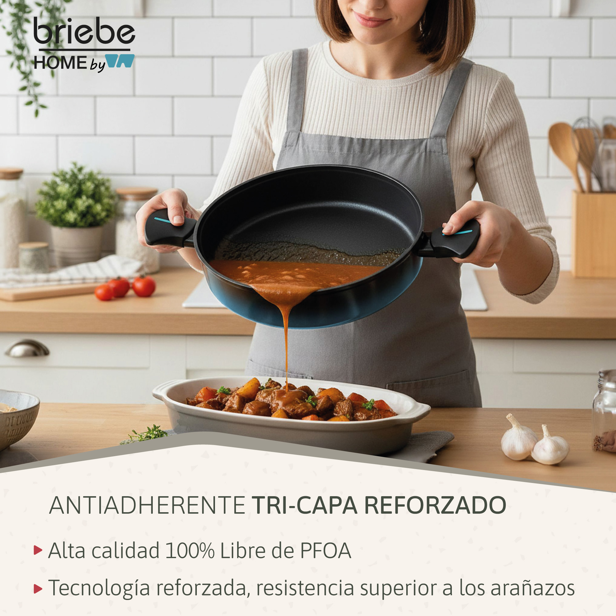 Una mujer vierte salsa de una sartén a una fuente con carne y patatas.