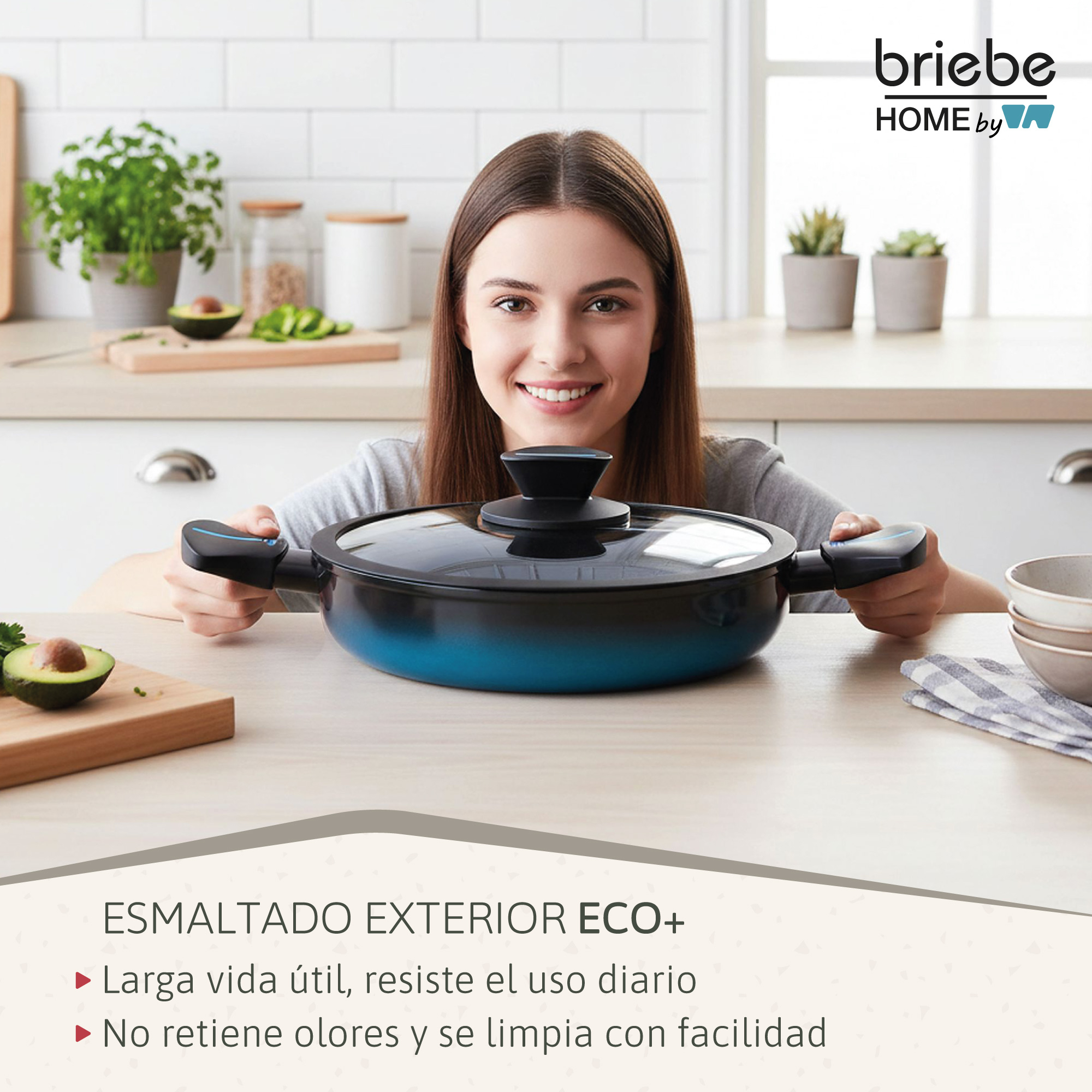 Mujer con olla en cocina, con aguacate y plantas en primer plano.