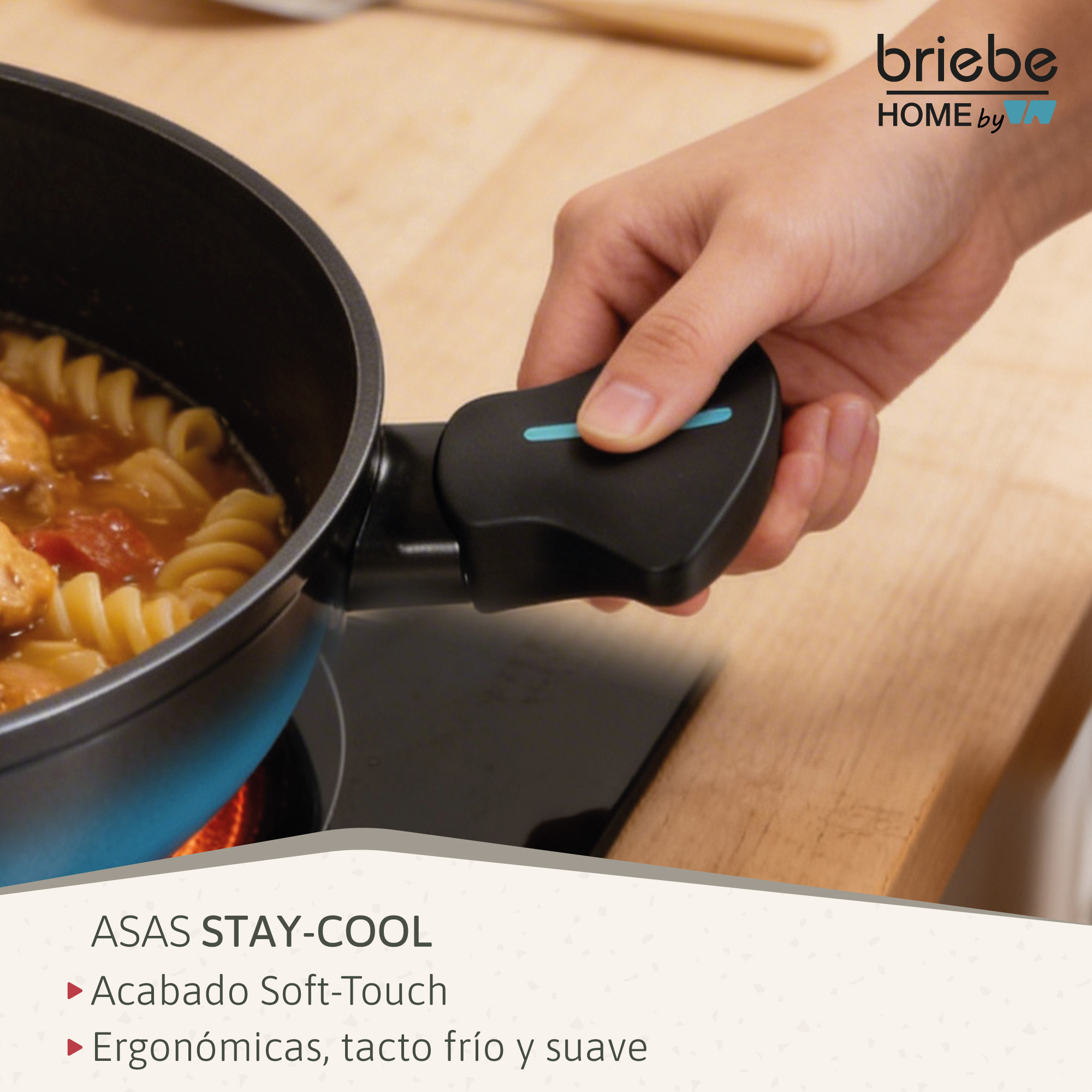 Una mano sujeta el asa de una olla sobre un plato de pasta con fideos y pollo.