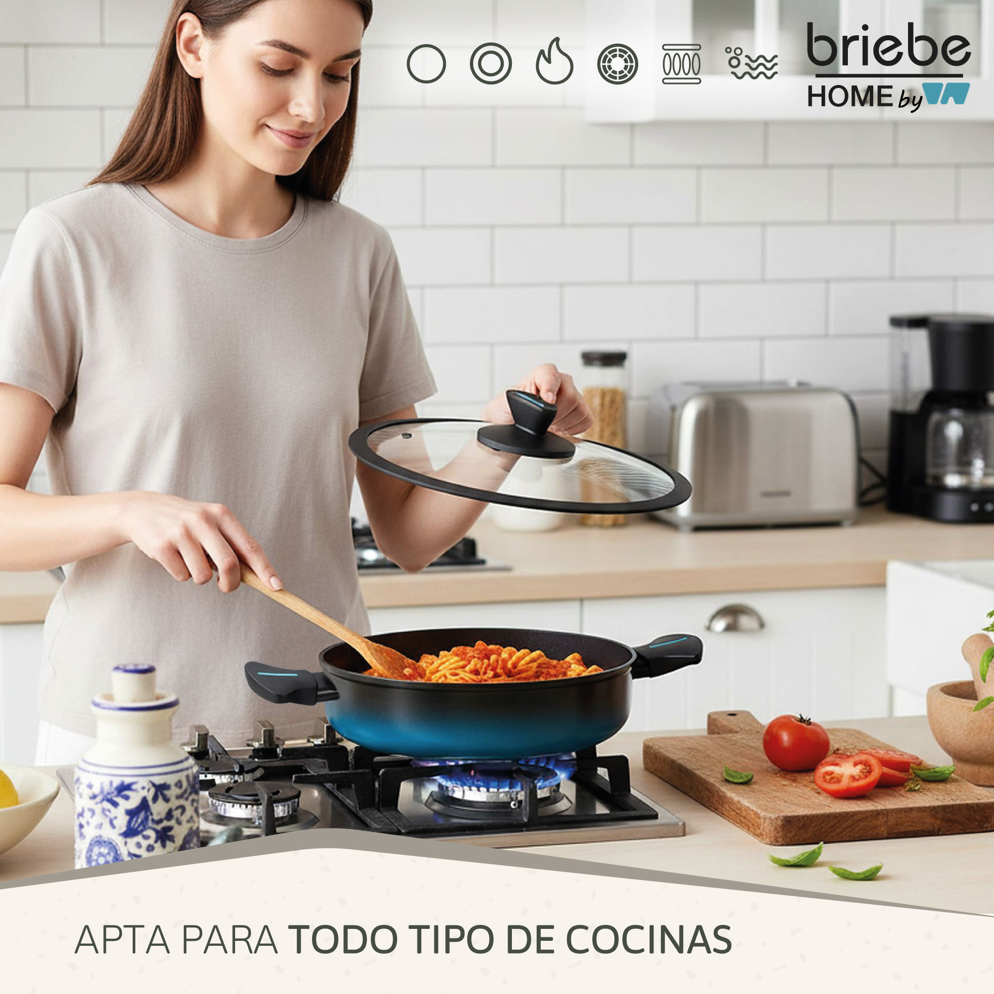 Mujer cocina pasta con salsa en sartén sobre cocina de gas.