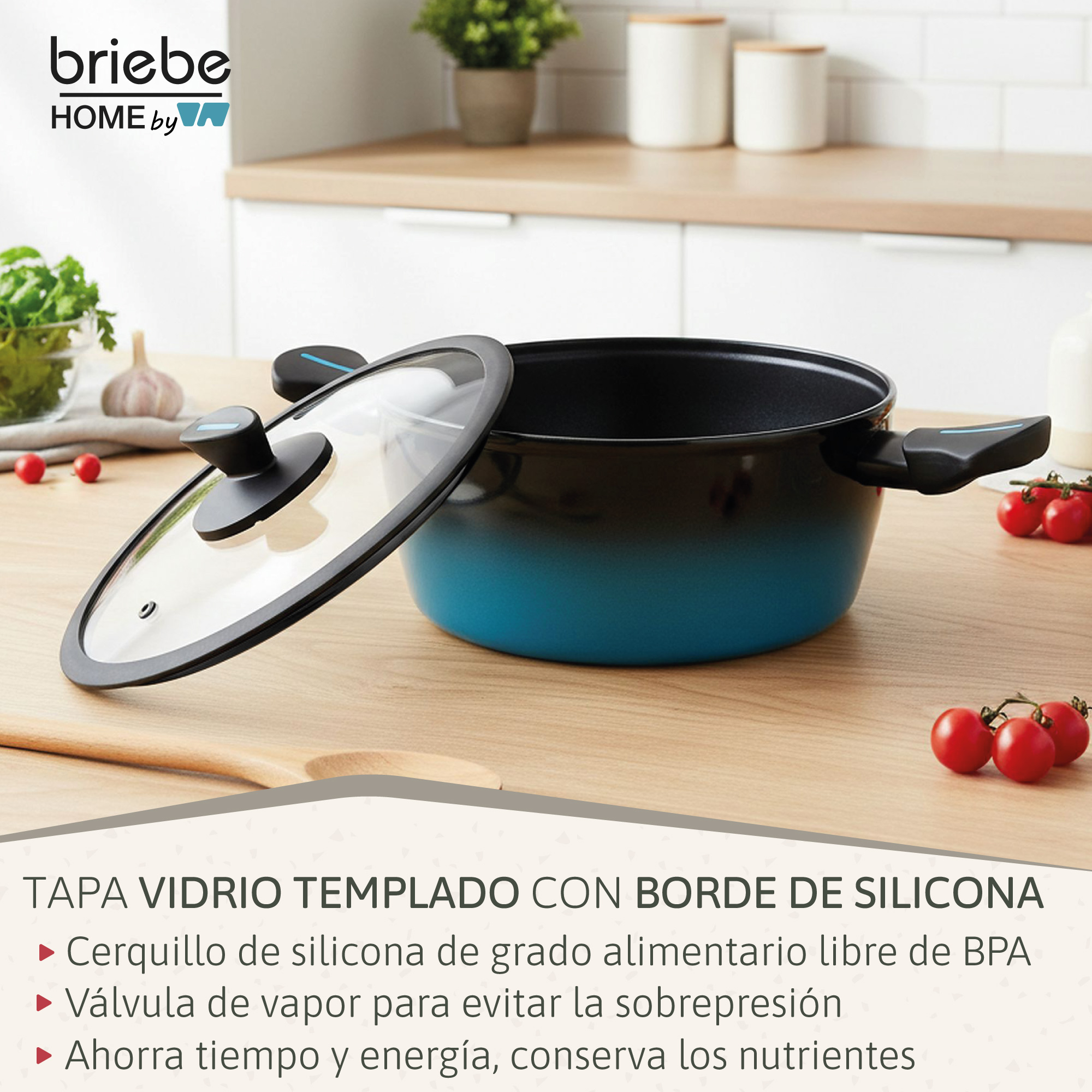 Una olla con degradado azul-negro y tapa de cristal sobre mesa de madera.
