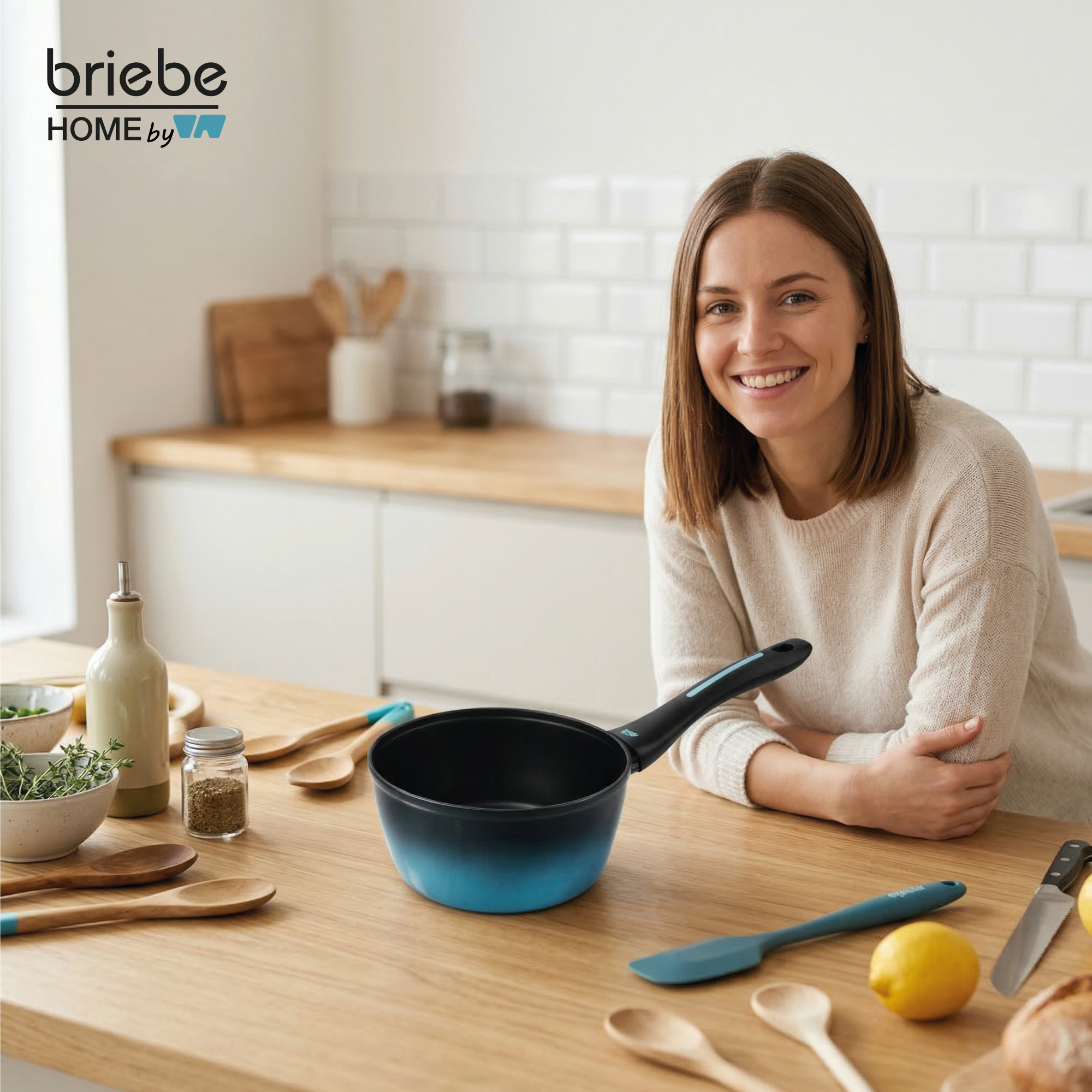 Una mujer sonríe en una cocina con utensilios y una olla sobre la mesa.