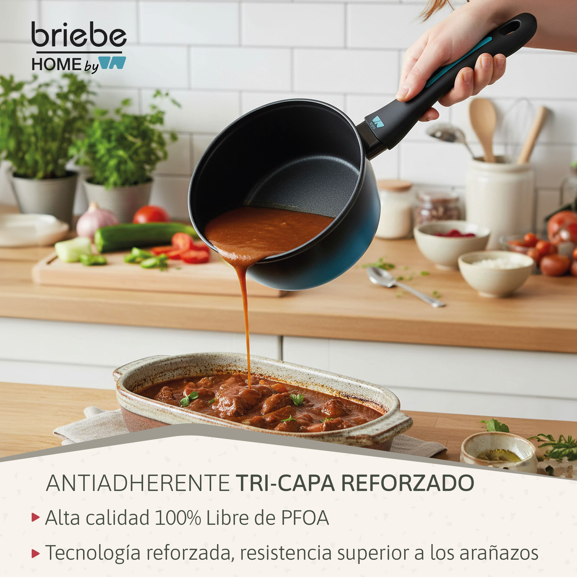 Una mano vierte salsa marrón de una cacerola a una fuente para gratinar con estofado.