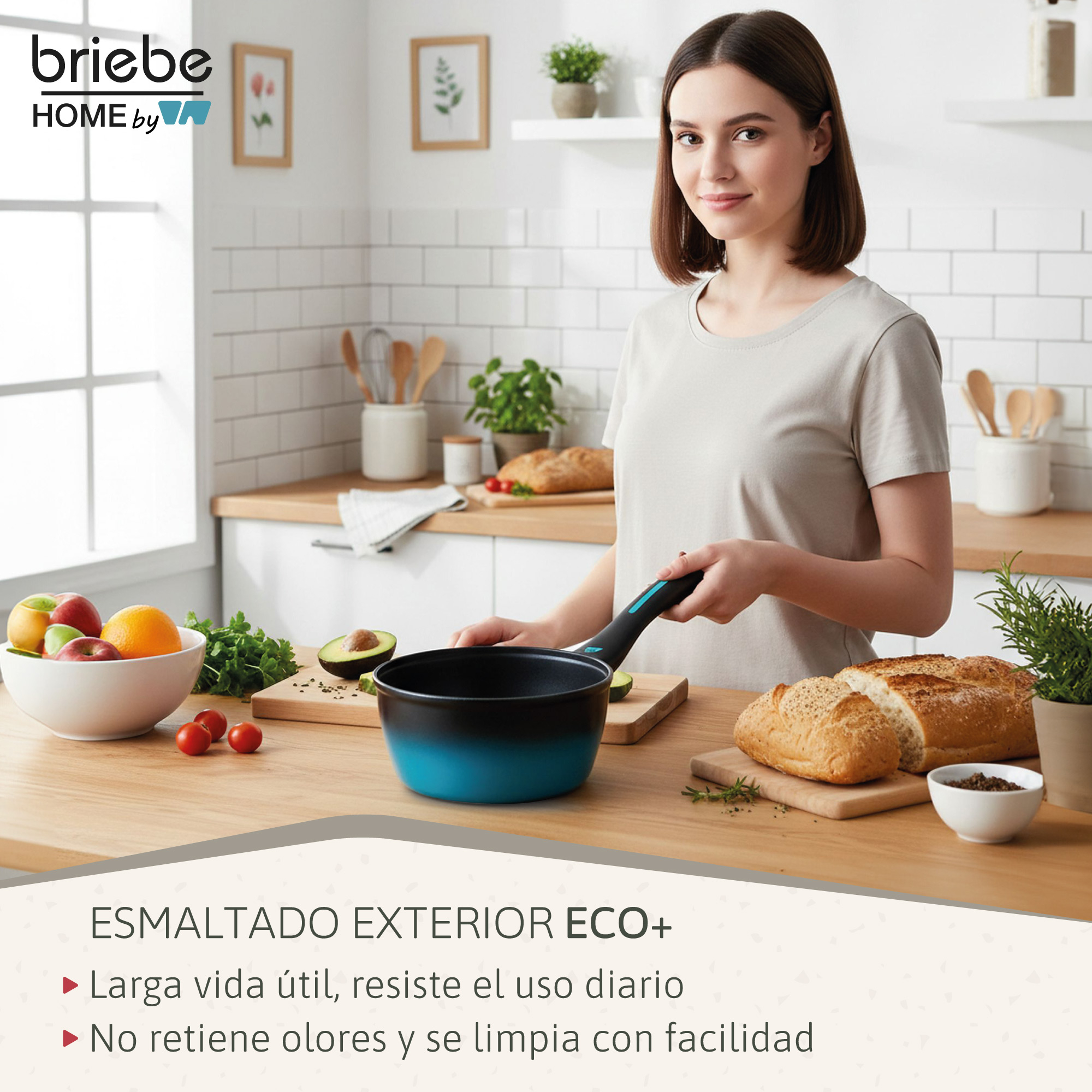 Una mujer sostiene una sartén en una cocina con frutas y pan.