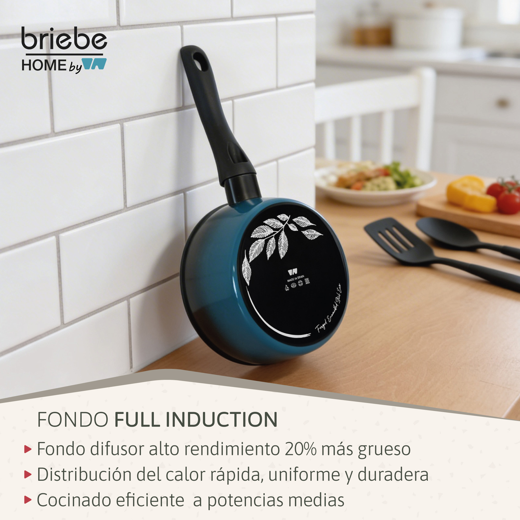 Una olla azul con mango negro apoyada en azulejos blancos. Al lado, comida y utensilios.