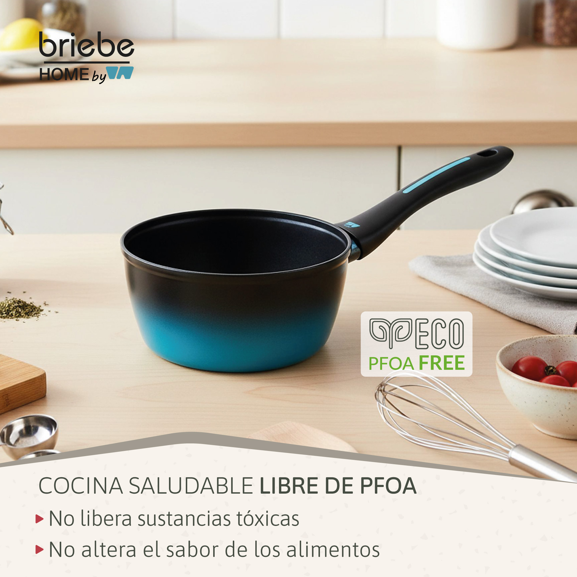 Una olla azul con mango negro sobre mesa de madera junto a platos y tomates cherry.