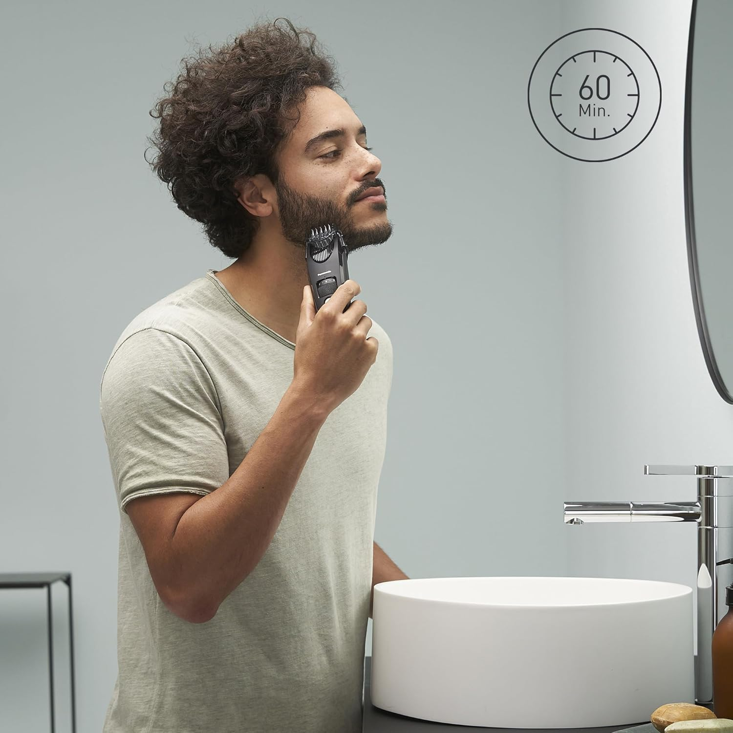 Mężczyzna z trymerem do brody przed umywalką, ikona 60 min