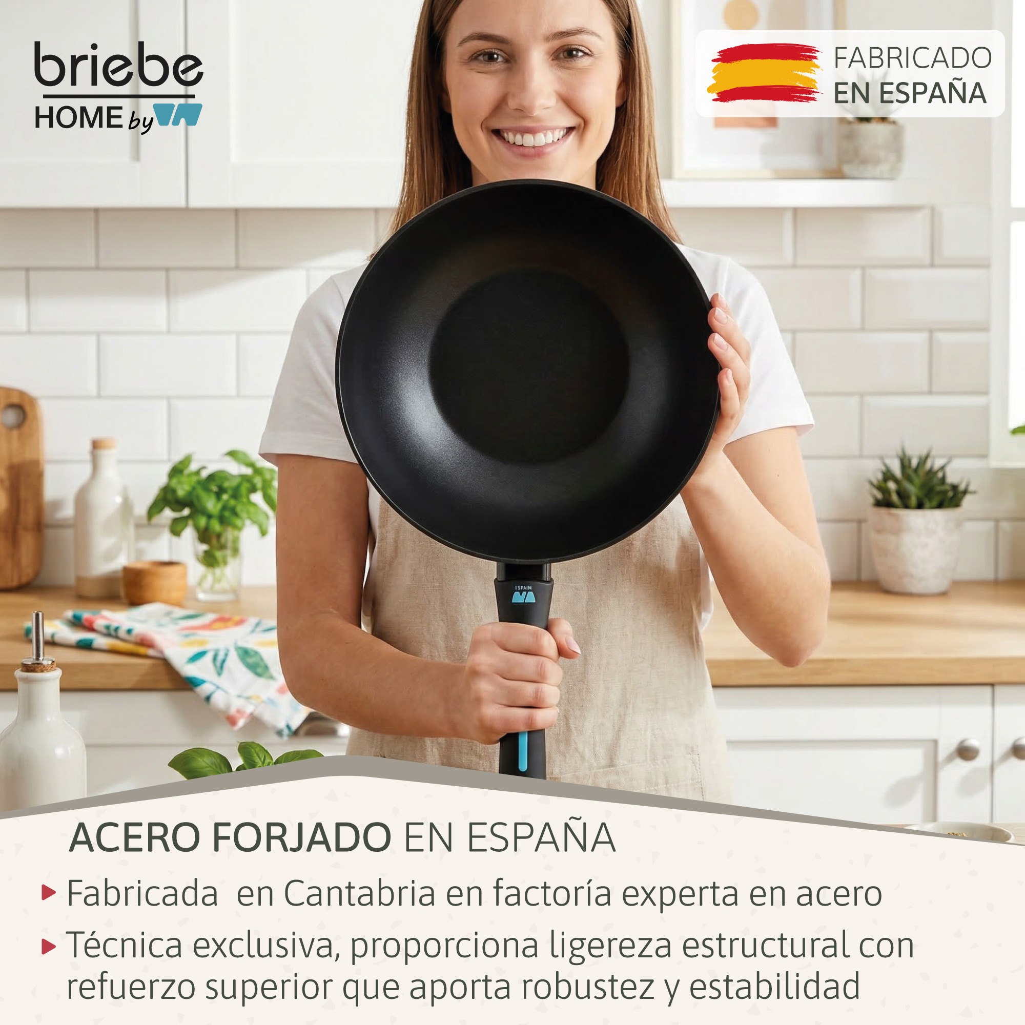 Una mujer sostiene una sartén wok negra con texto "Fabricado en España".