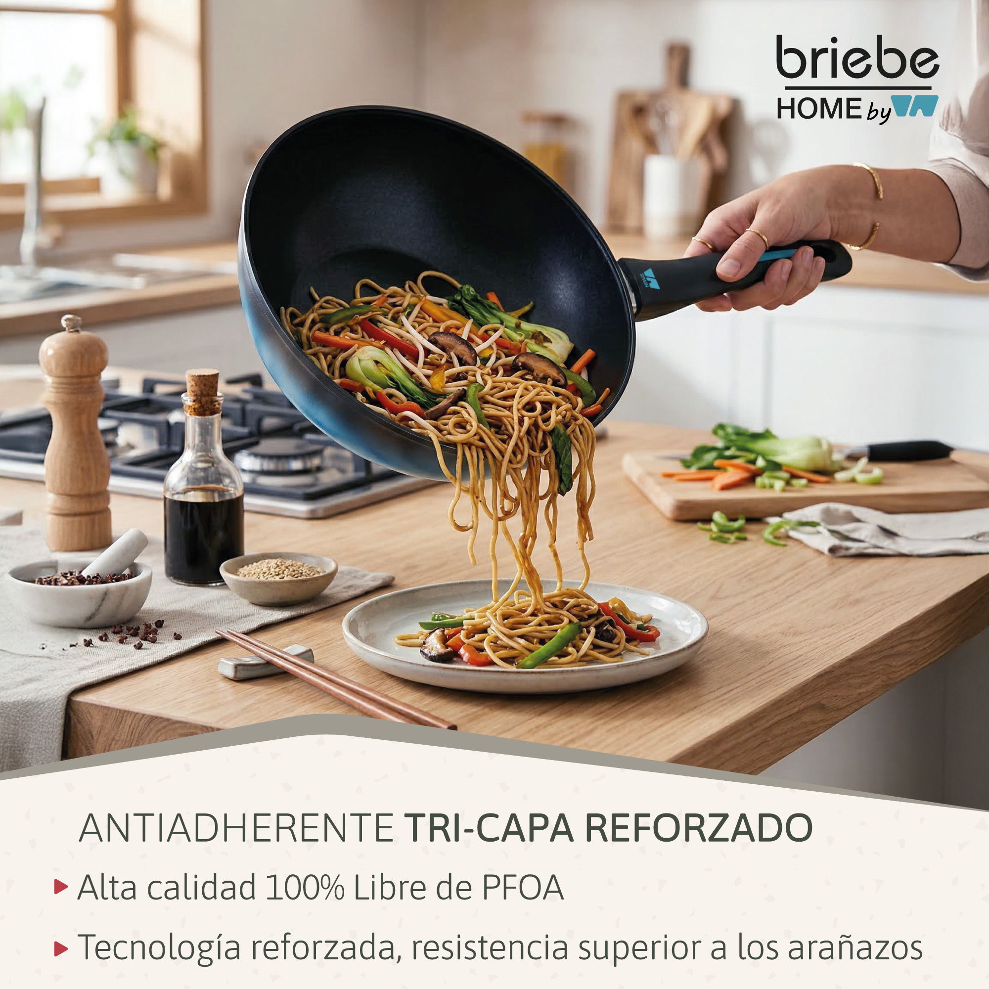 Los fideos con verduras se vierten de un wok a un plato.