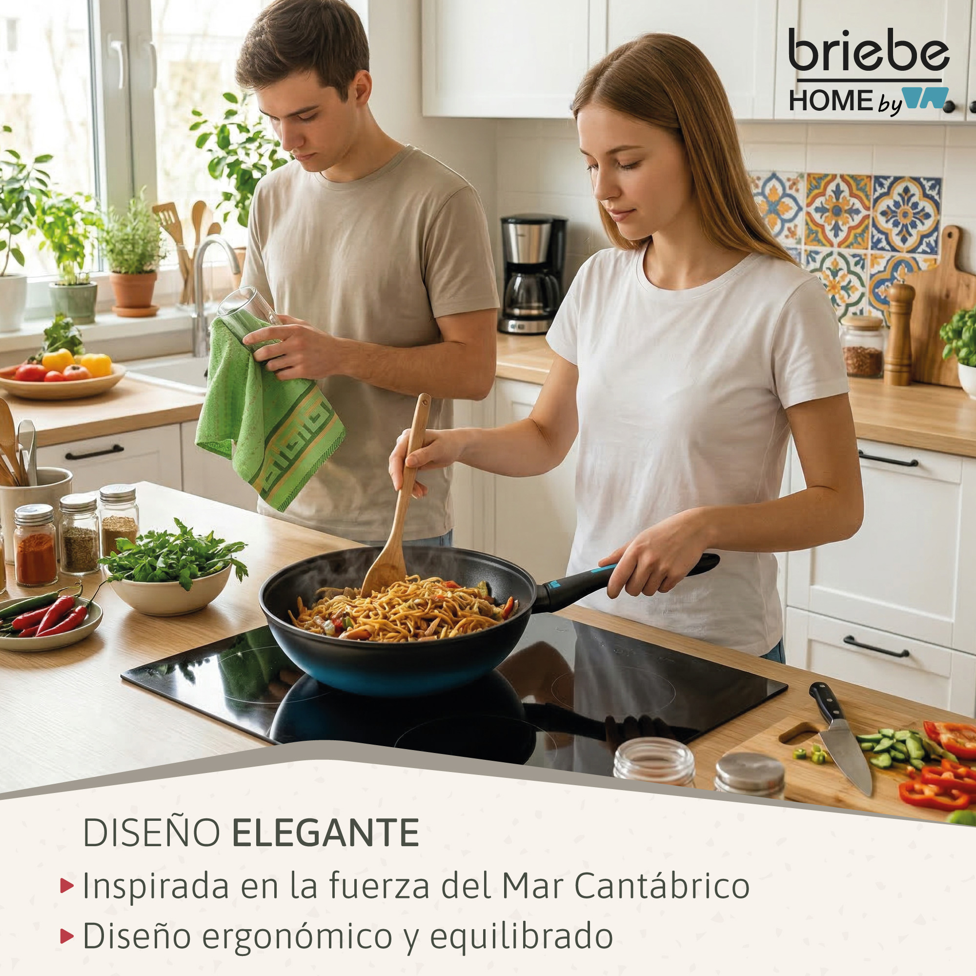 Una pareja cocina en una cocina moderna. Ella remueve fideos en una sartén.