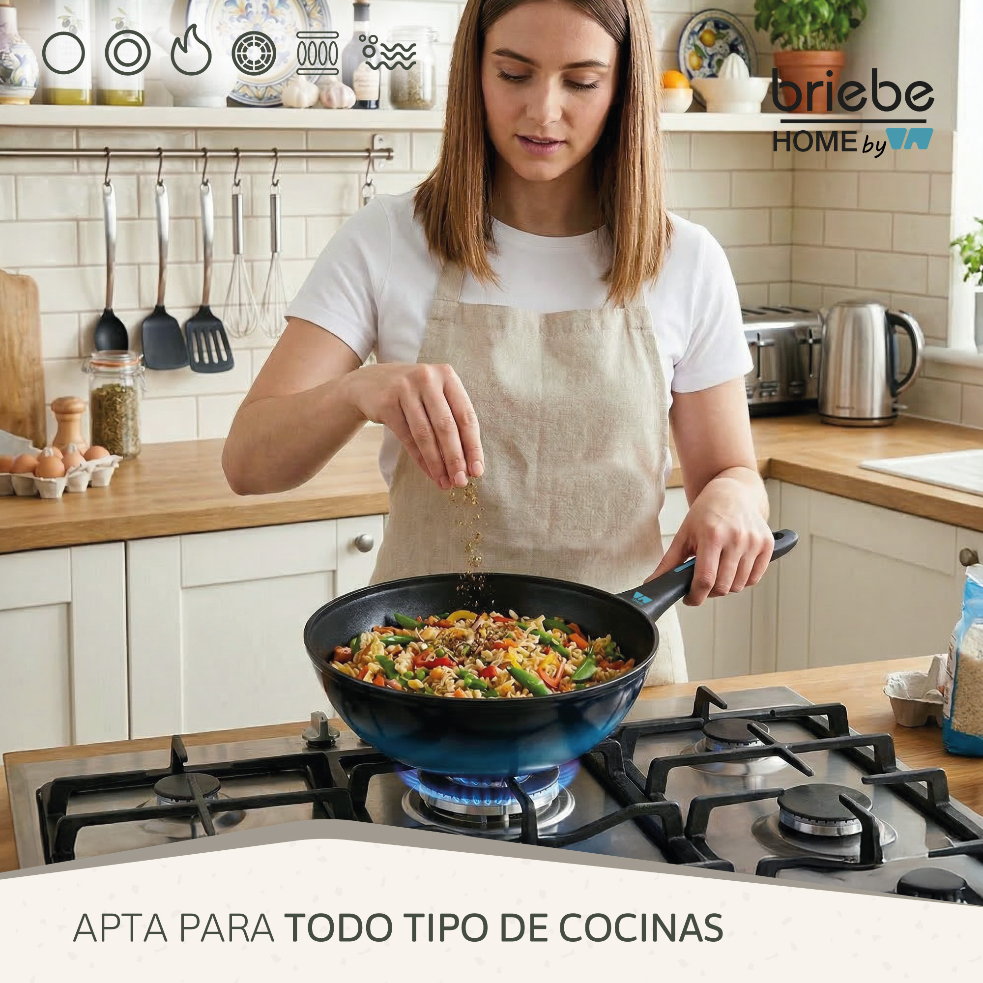 Una mujer cocina verduras en una sartén sobre una estufa de gas. Se añaden especias.