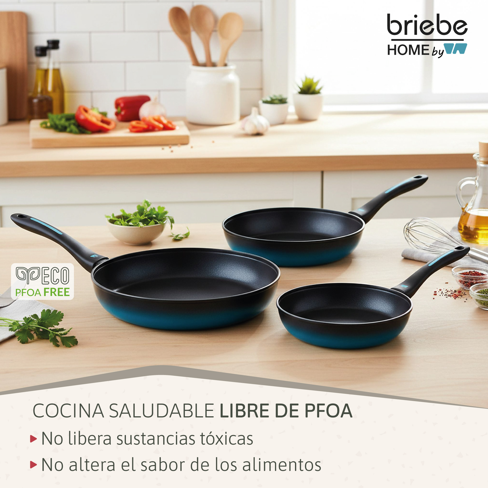 Tres sartenes antiadherentes con borde azul sobre mesa de madera con ingredientes.