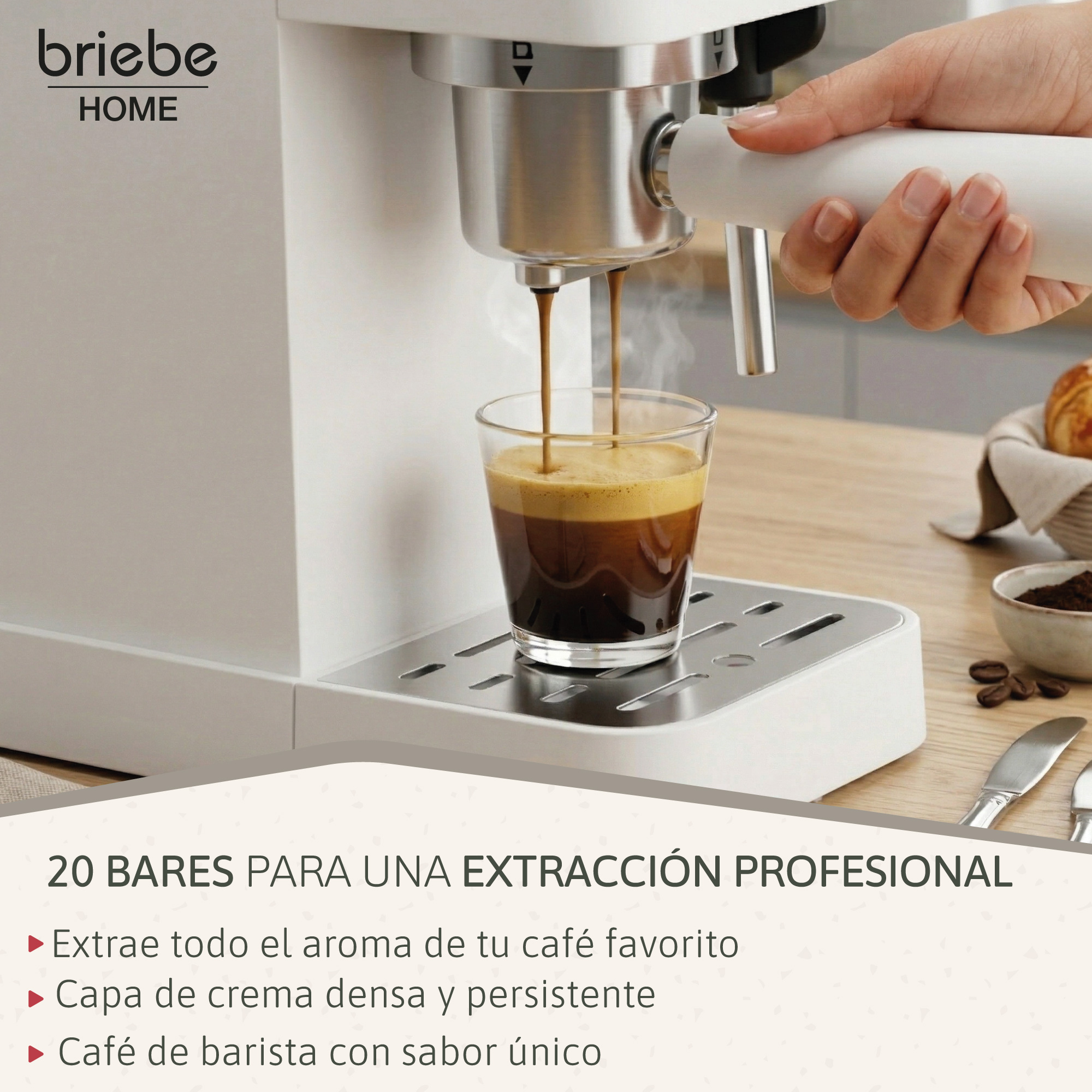 Eine Hand bedient eine Espressomaschine, die Espresso in ein Glas gießt.