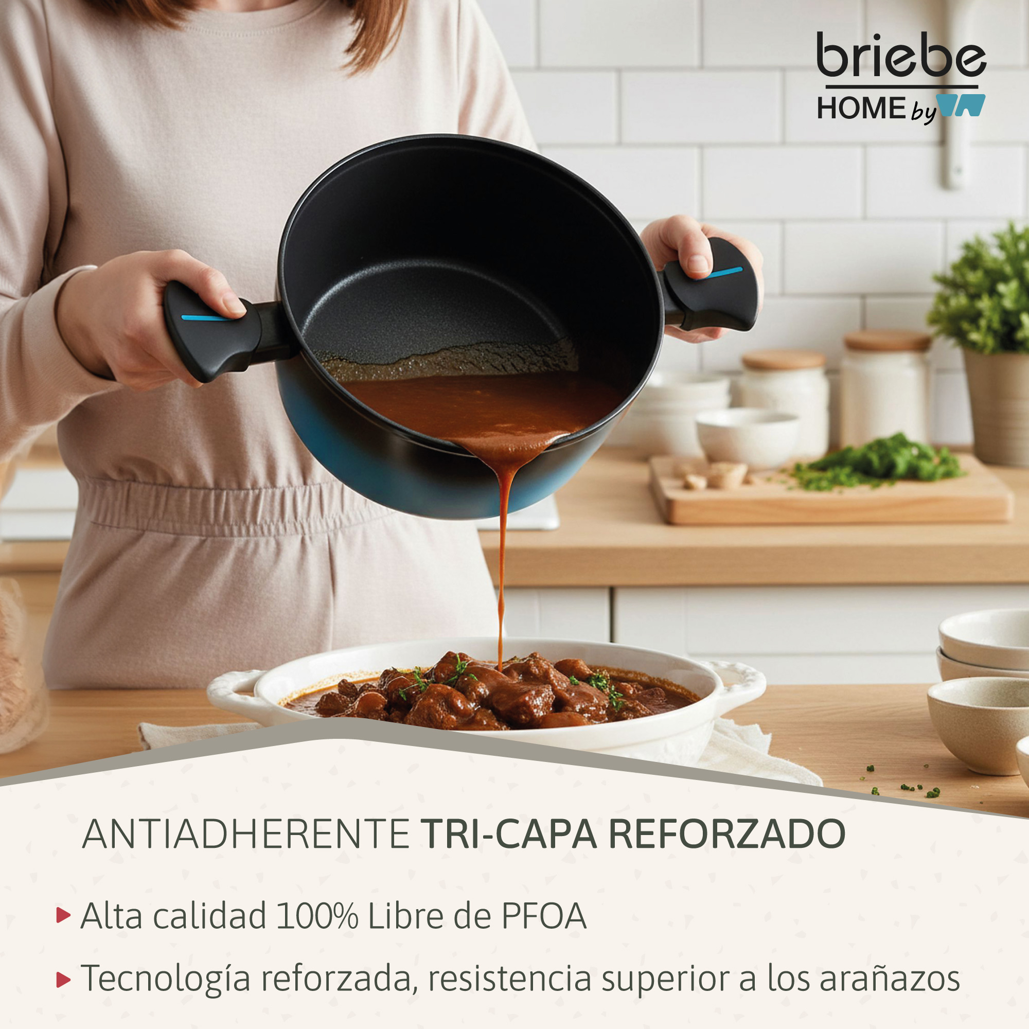 Una persona vierte salsa de una olla a un bol con carne.