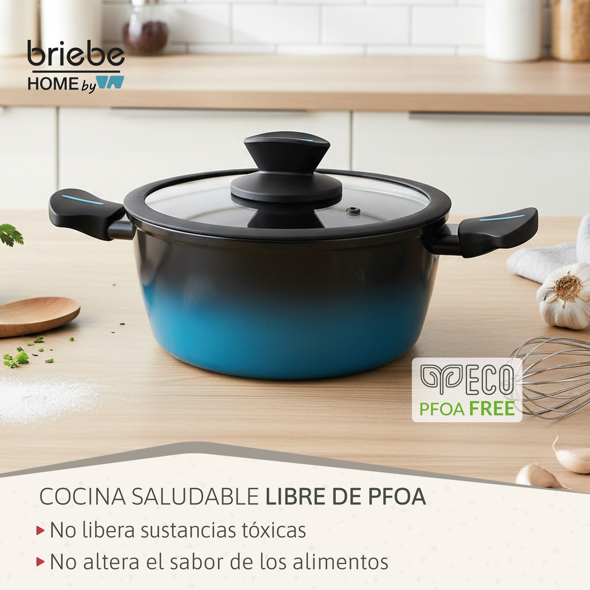 Una olla azul y negra con tapa de cristal sobre mesa de madera con ajo y hierbas.
