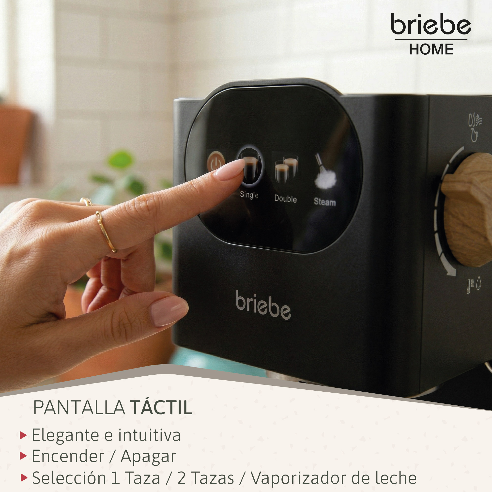 Eine Hand mit einem Ring drückt auf den Bildschirm einer Kaffeemaschine.
