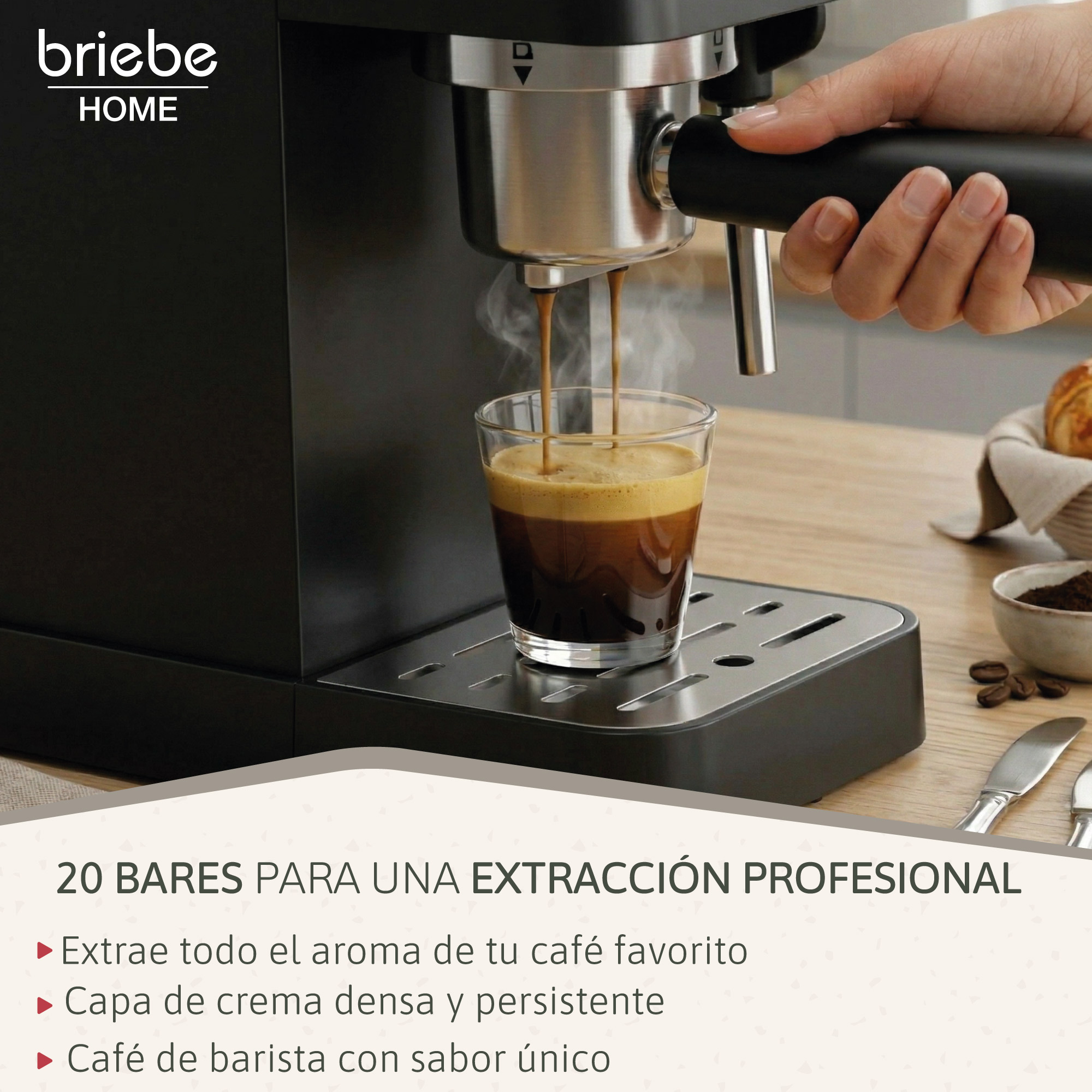 Espressomaschine brüht Kaffee in ein Glas, Dampf steigt auf.