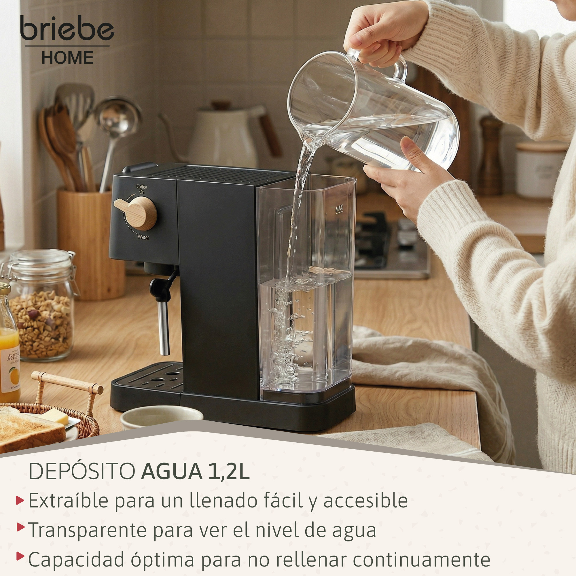 Eine Person füllt Wasser aus einer Glaskaraffe in den transparenten Wassertank einer Kaffeemaschine.
