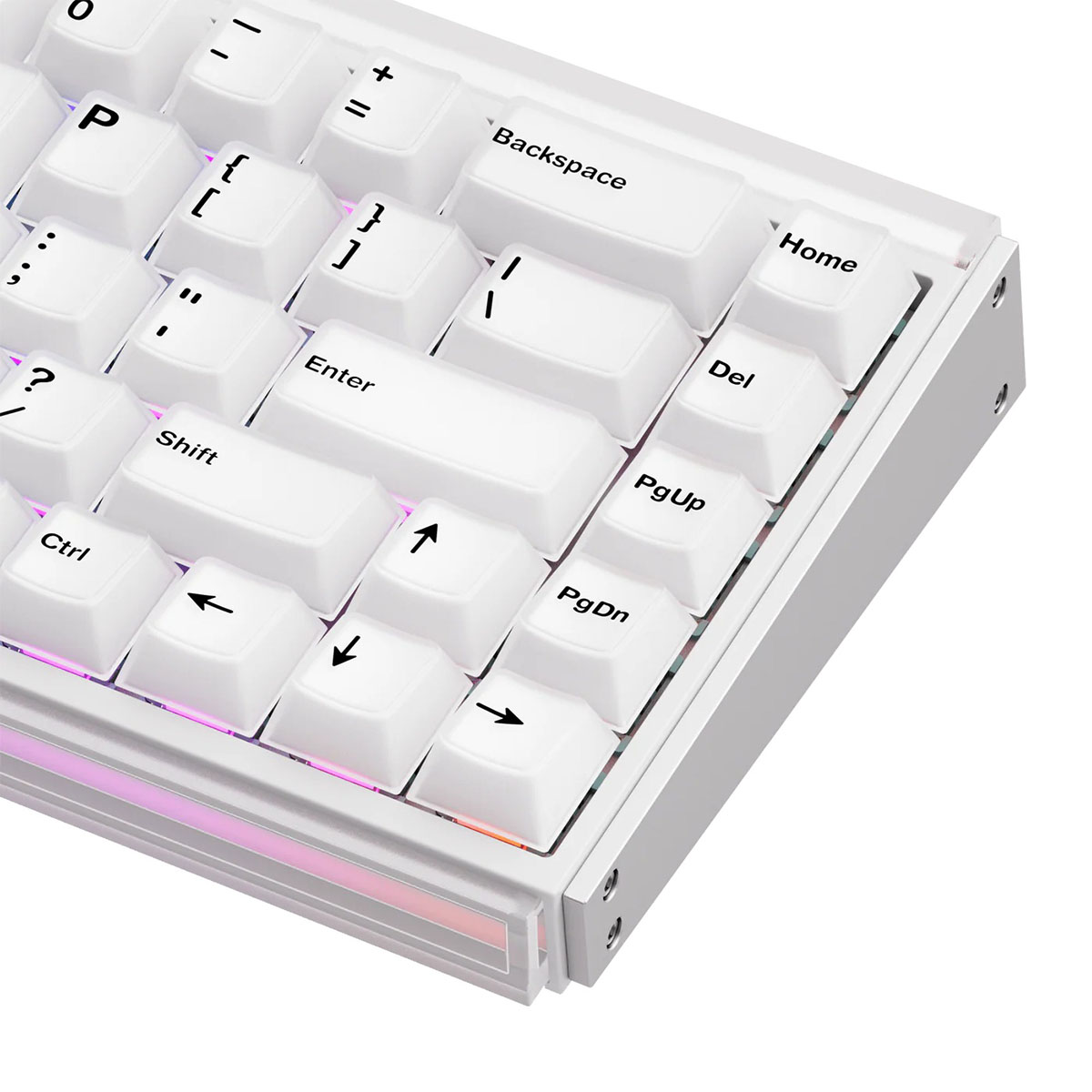 Renkli RGB arka aydınlatmalı beyaz klavye, yakın çekim.